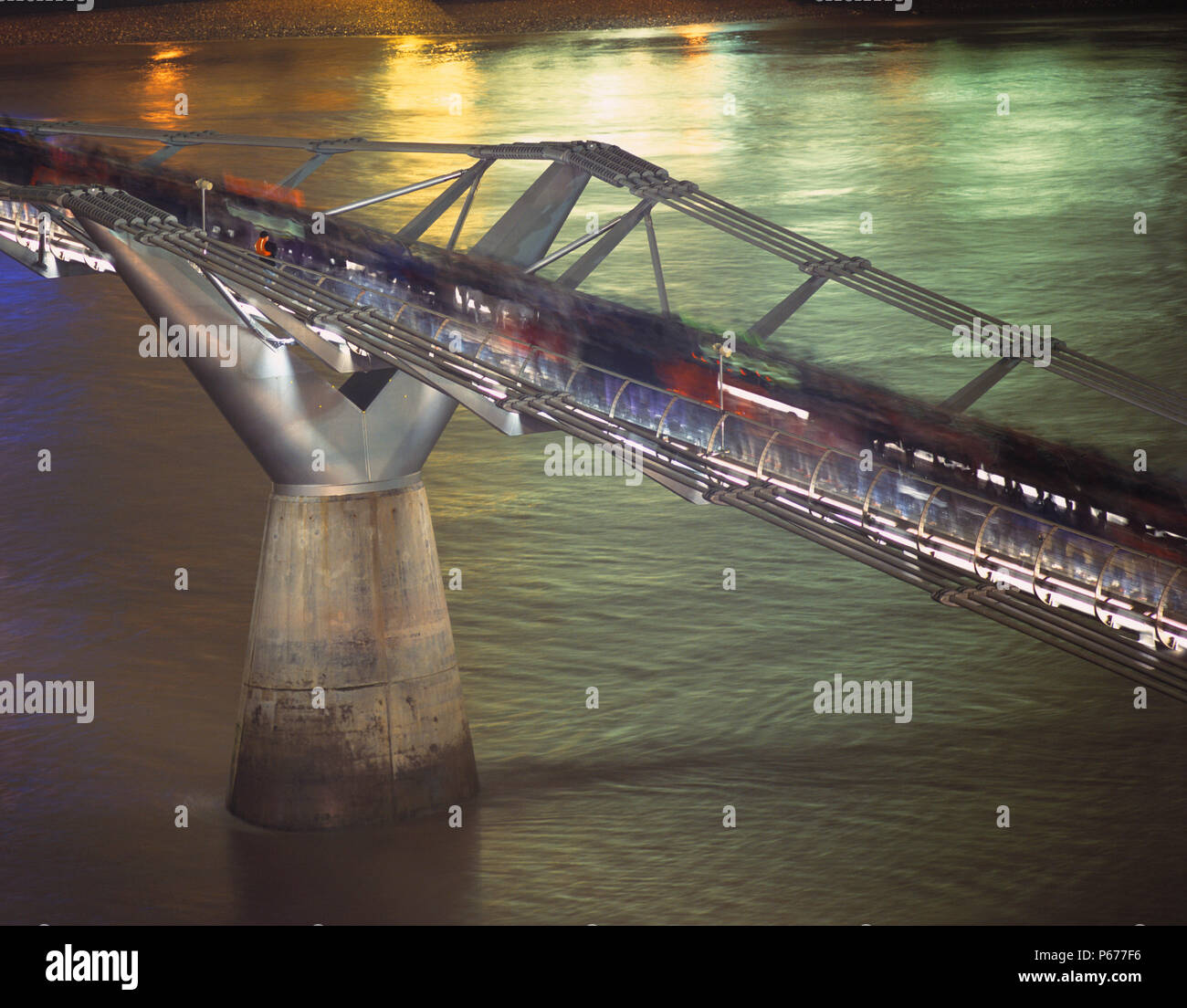 Millennium Bridge. Londra, Regno Unito. Progettato da Norman Foster e Partner. Foto Stock