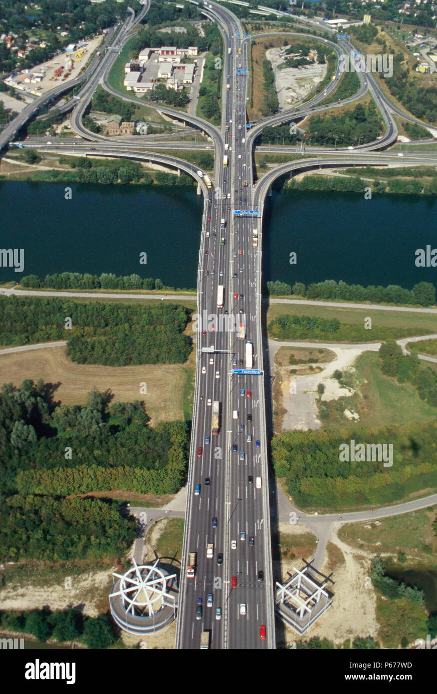 A21 uscita autostradale e il ponte sul fiume Danubio sulla periferia di Vienna, Austria Foto Stock