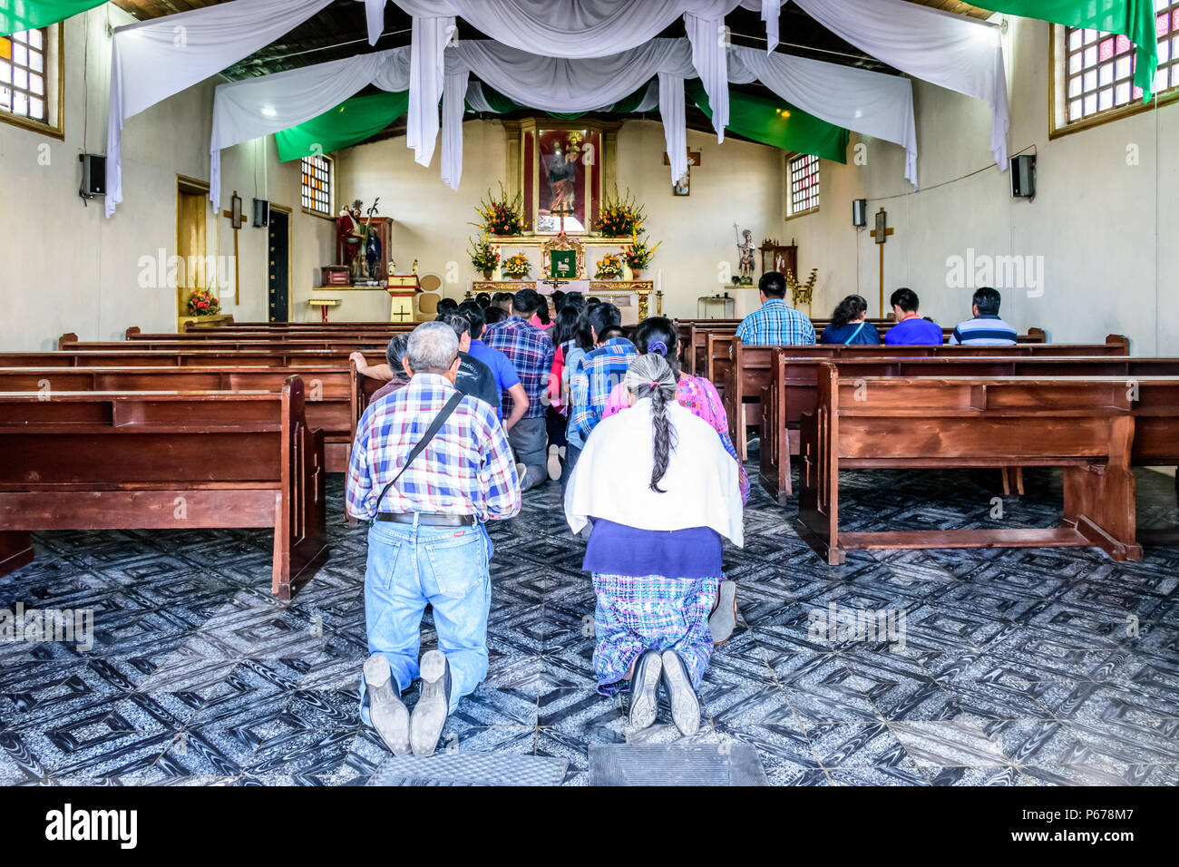San Cristobal El Alto, Guatemala - Ottobre 22, 2017: locali inginocchiati in preghiera nella chiesa del villaggio vicino a UNESCO World Heritage Site di Antigua Foto Stock