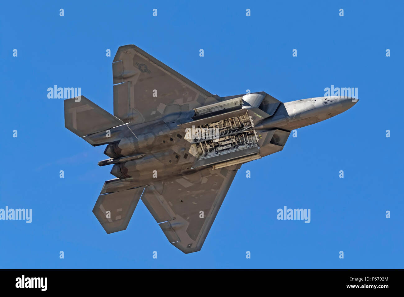 Velivolo F-22 Raptor Fighter volare al di sopra Foto Stock