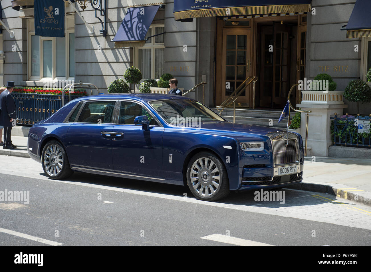 Arlington Street, Londra, Regno Unito. Nuova Rolls Royce Phantom EWB passo esteso al di fuori del Ritz Hotel di Londra, recentemente consegnati all'Hotel. Giugno 2018 Foto Stock