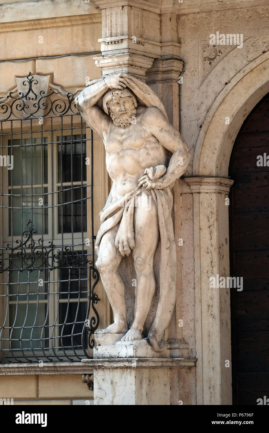 Statua di Ercole all'ingresso del XVIII secolo il Palazzo Vescovile (Palazzo dei Vescovi) nel centro storico di Mantova, Italia Foto Stock