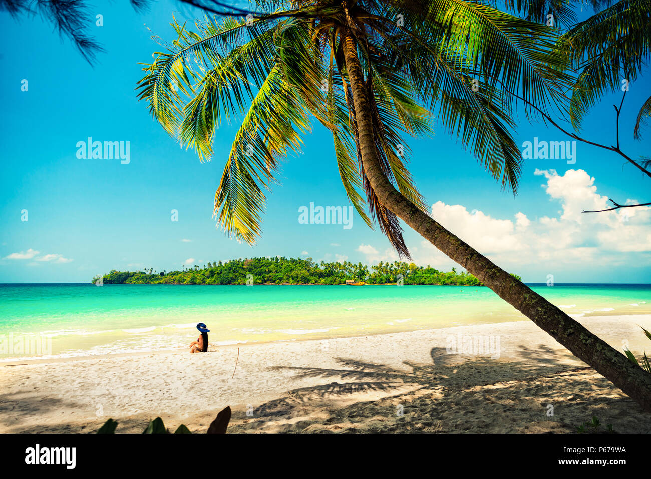 Estate vacanze e viaggi il concetto di stile di vita. Una giovane bella ragazza sexy in bikini godere di una vacanza in paradiso tropicale beach Foto Stock