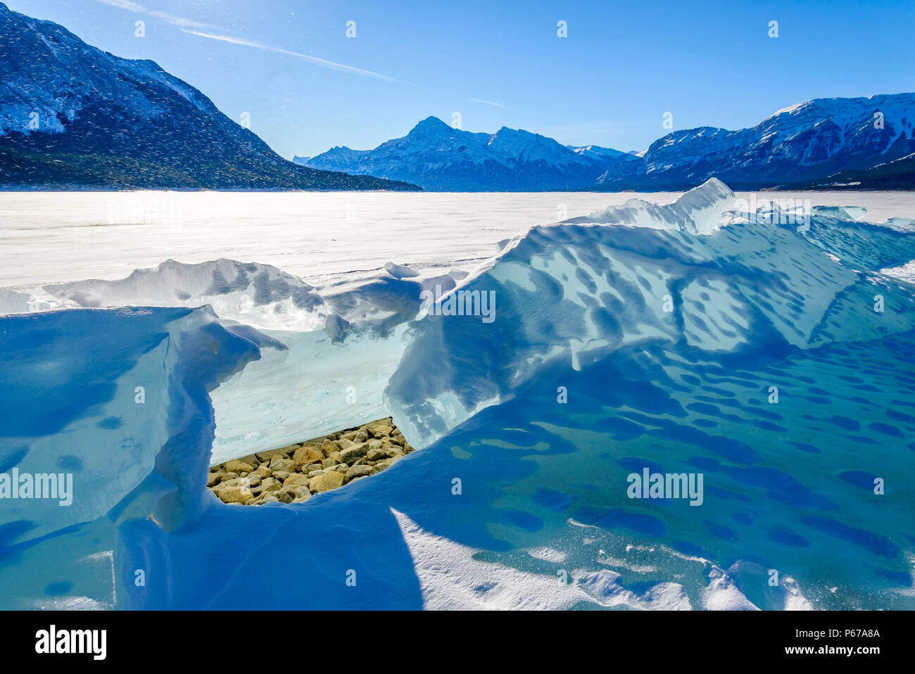 Grandi pezzi piegati del lago di ghiaccio, Lago di Abramo, Alberta, Canada Foto Stock