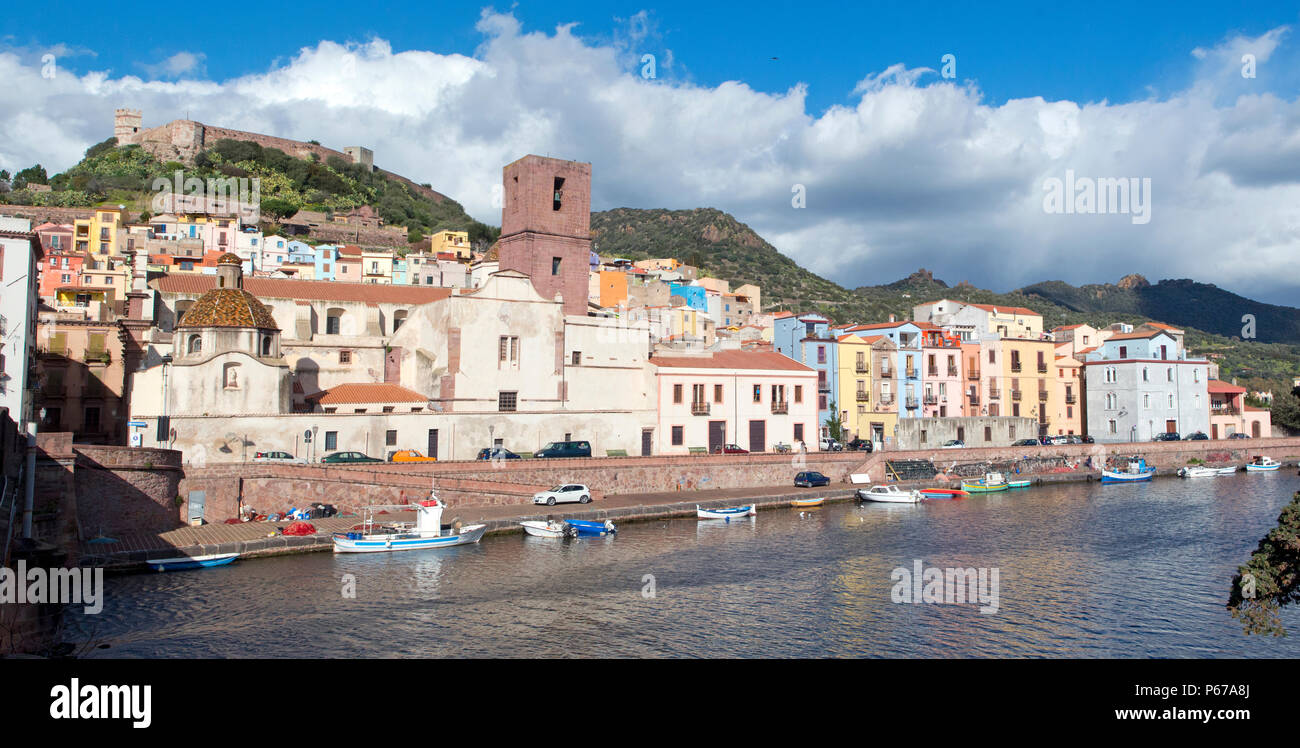 Vista panoramica su Bosa e il fiume Temo, Sardegna Foto Stock