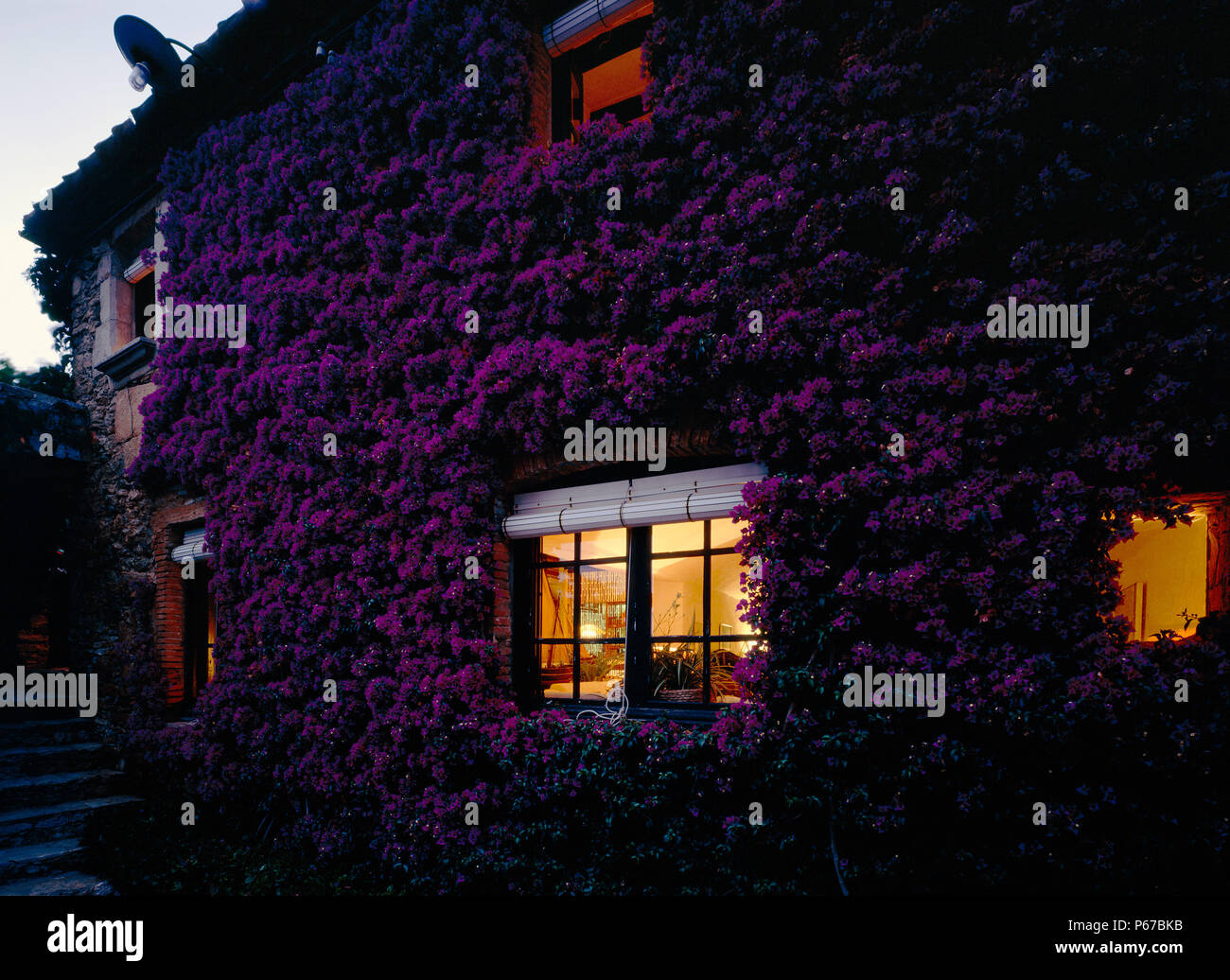 Vista di un rustico di piccola casa illuminata di notte Foto Stock