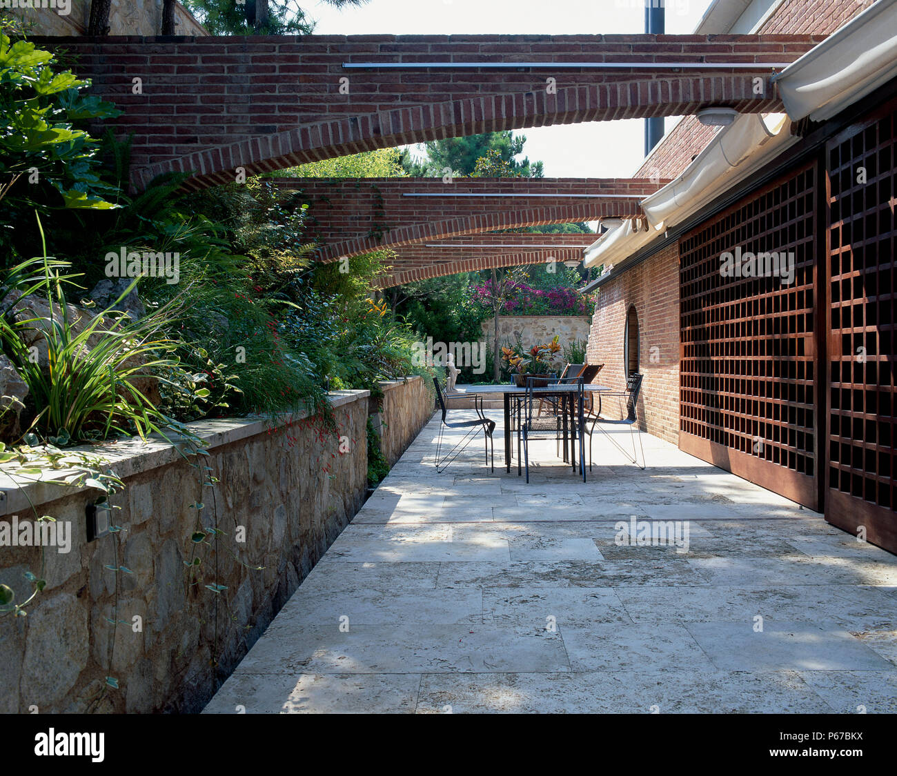 Vista di una disposizione di posti a sedere nel patio Foto Stock