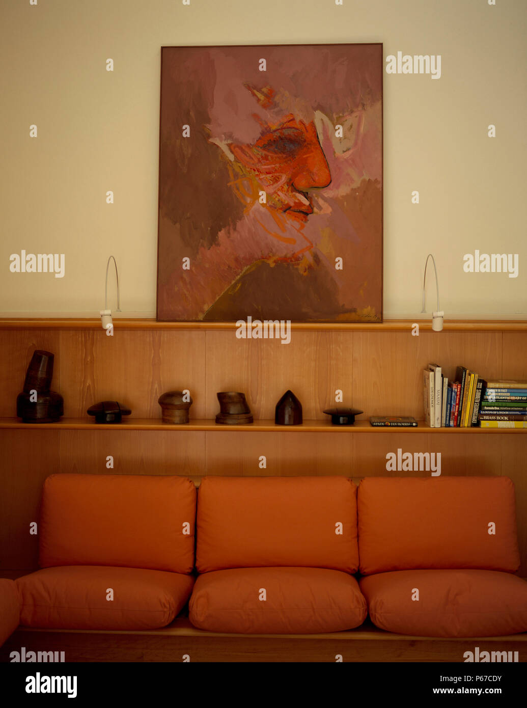 Vista di una pittura artistica al di sopra di un lettino colorato Foto Stock