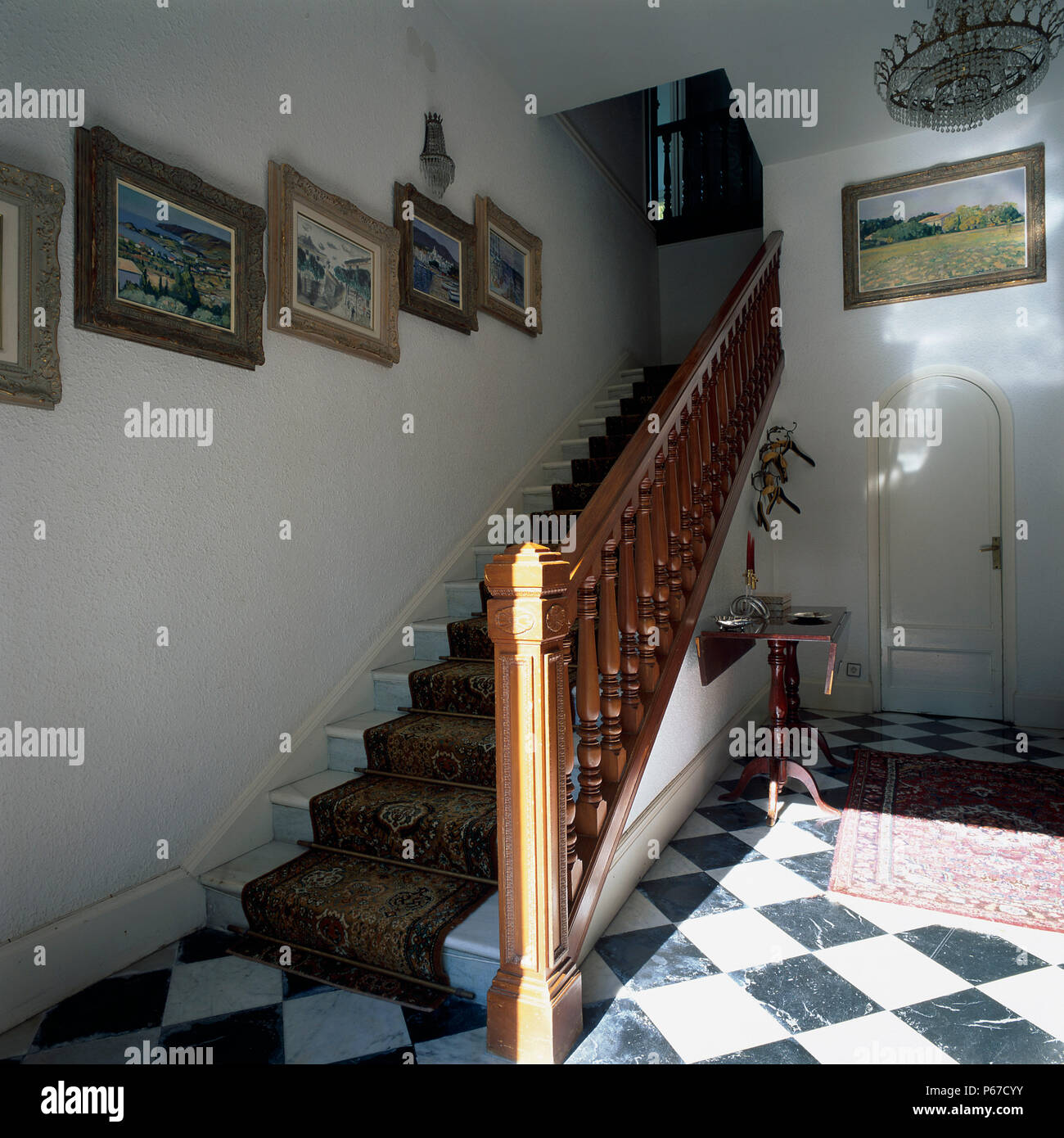 Vista di quadri artistici nei pressi di una scala Foto Stock