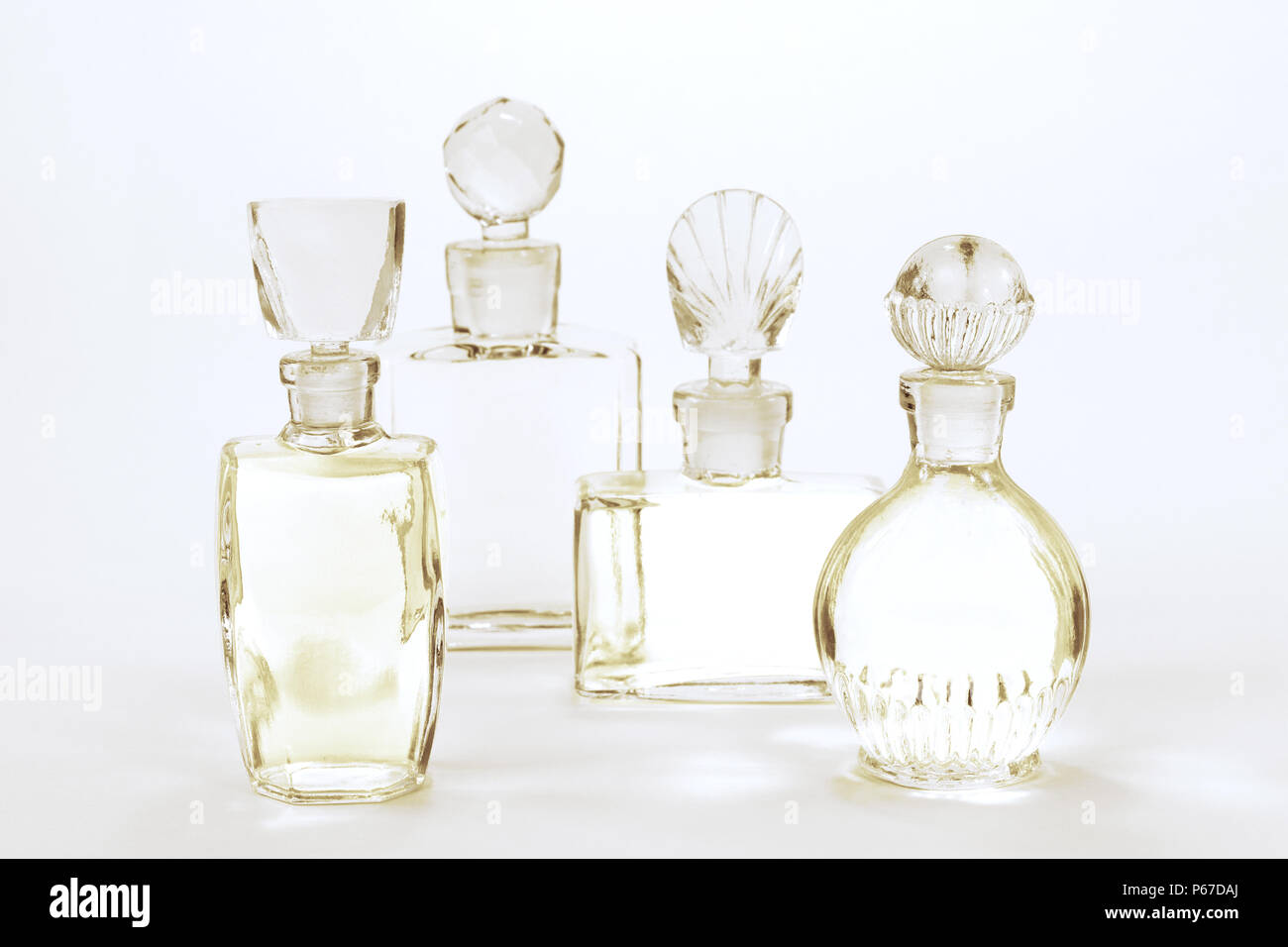 Vintage bottiglie di profumi con i tappi di vetro come sfondo Foto stock -  Alamy