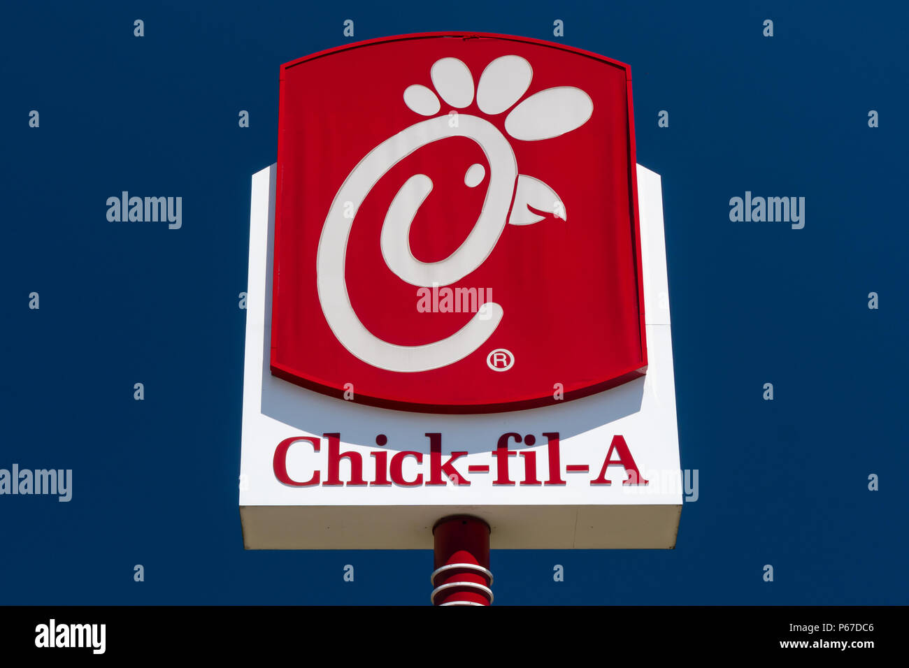 TUSCALOOSA, AL/STATI UNITI D'America - 6 giugno 2018: Chick-fil-Un ristorante esterno segno. Chick-fil-a è un ristorante fast food chain specializzata in sandwich di pollo. Foto Stock