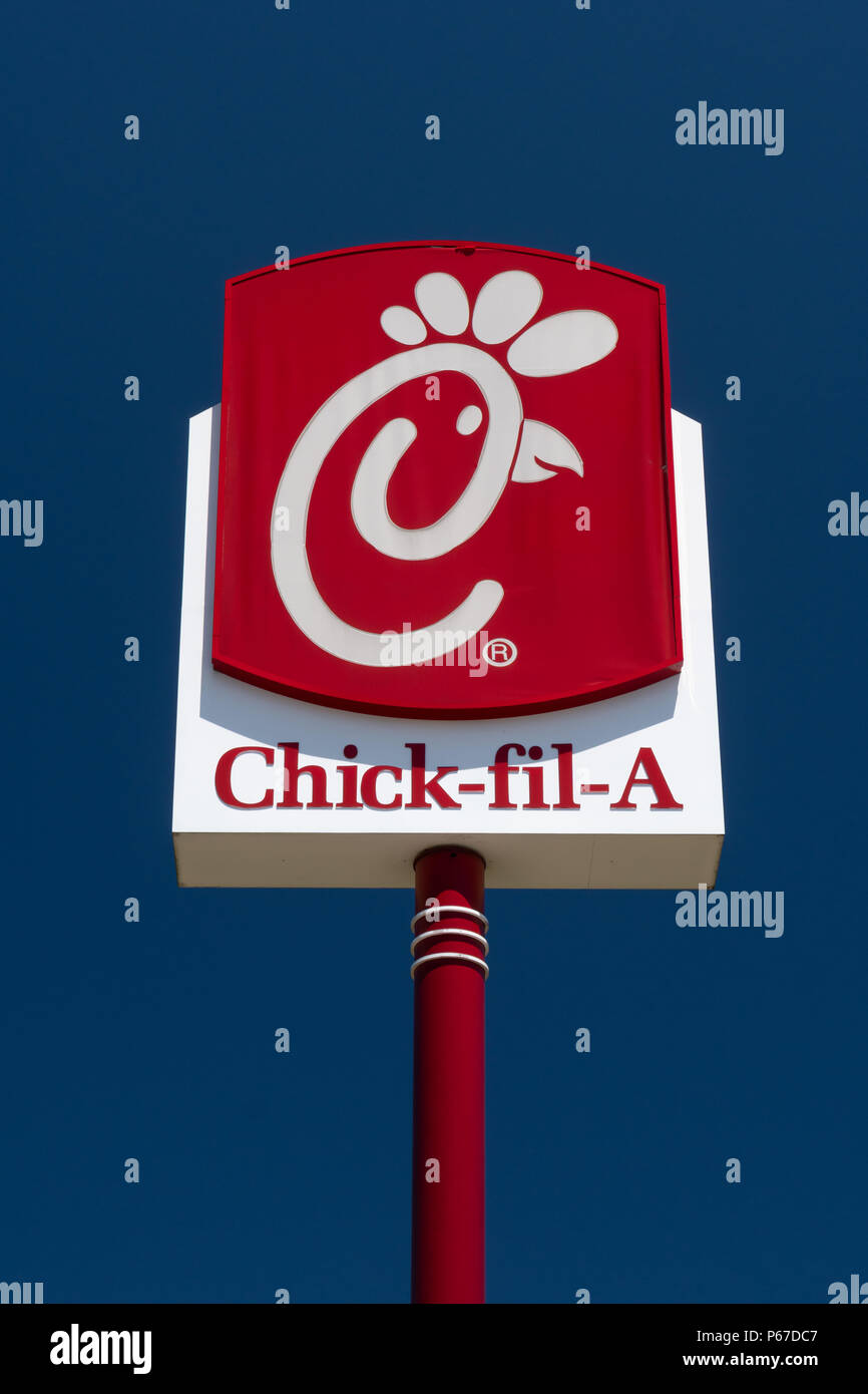 TUSCALOOSA, AL/STATI UNITI D'America - 6 giugno 2018: Chick-fil-Un ristorante esterno segno. Chick-fil-a è un ristorante fast food chain specializzata in sandwich di pollo. Foto Stock
