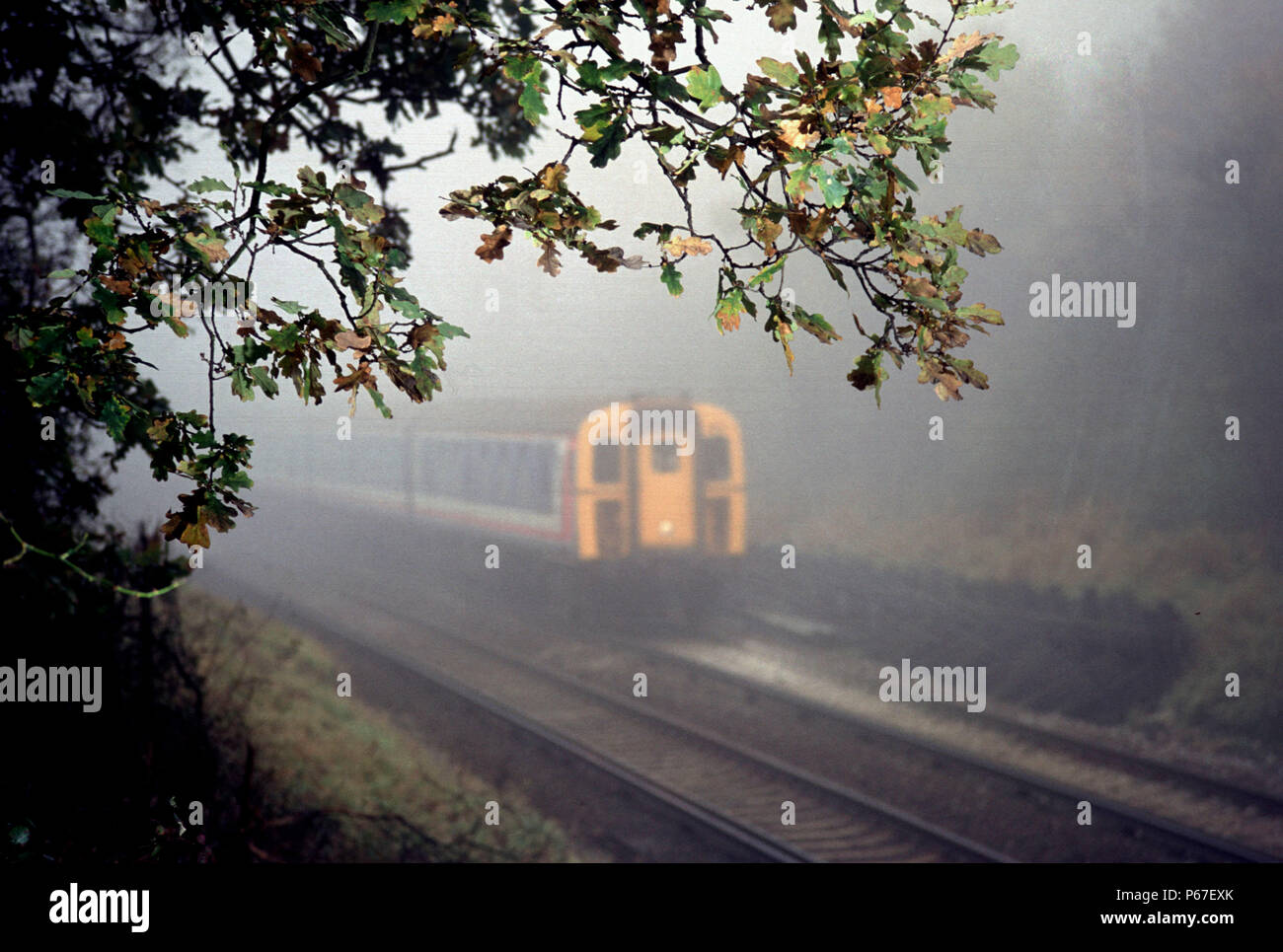 In autunno la nebbia avvolge questo treno dei pendolari sulla rete sud settore est della British Rail. c1993 Foto Stock