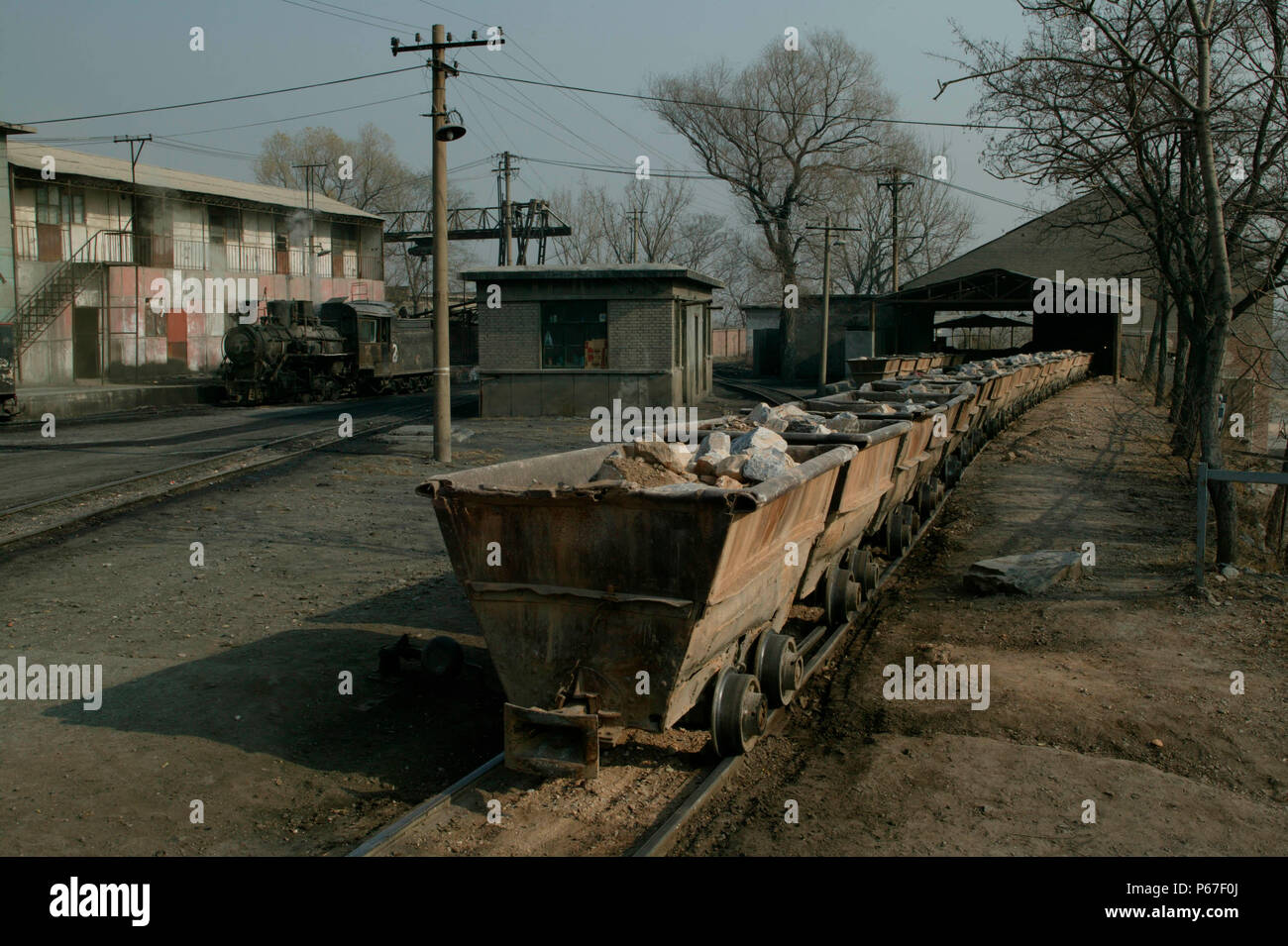 Pechino opere di calcare sulla periferia della capitale cinese. Un rastrello di carri è in attesa di essere svuotati nella tramoggia di opere per la trasformazione whils Foto Stock