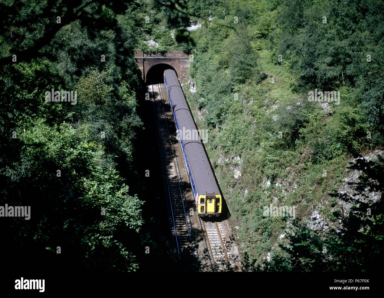 Tra gallerie a Micheldever sulla ex London & South Western Main Line per la stazione di Waterloo a Southampton Bournemouth e Weymouth. Un pullman 4 UEM è Foto Stock