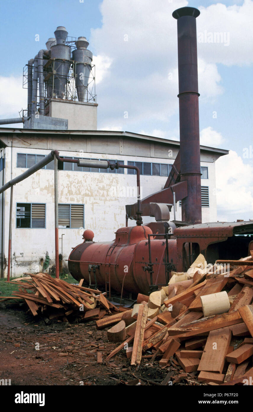 Segheria Bondplex Ghana giovedì 20 giugno 1985 con ritirati Vulcan classe fonderia 130 4-8-2 erogazione di vapore per la produzione di legno compensato. Il loco Foto Stock