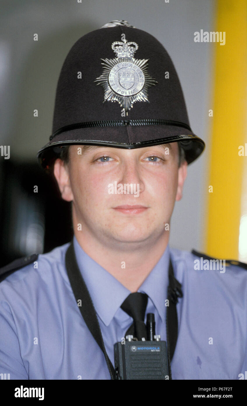 British Transport Police constable con casco BTP badge. C 1993 Foto Stock