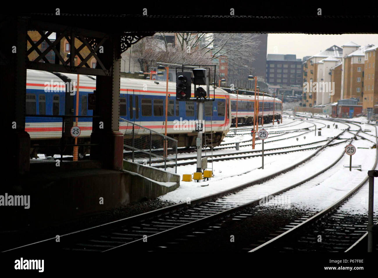 Chiltern Railways unità sono visto qui a Londra la stazione di Marylebone in un freddo giorno di inverni. 2003 Foto Stock