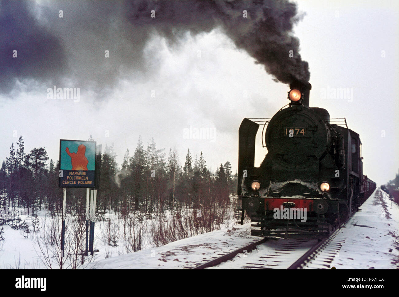 Attraversare il Circolo Polare Artico. Stazione ferroviaria finlandese di TR1 Mikado No.1074 conduce un Misi- Rovaniemi freight il 28 marzo 1972. Foto Stock