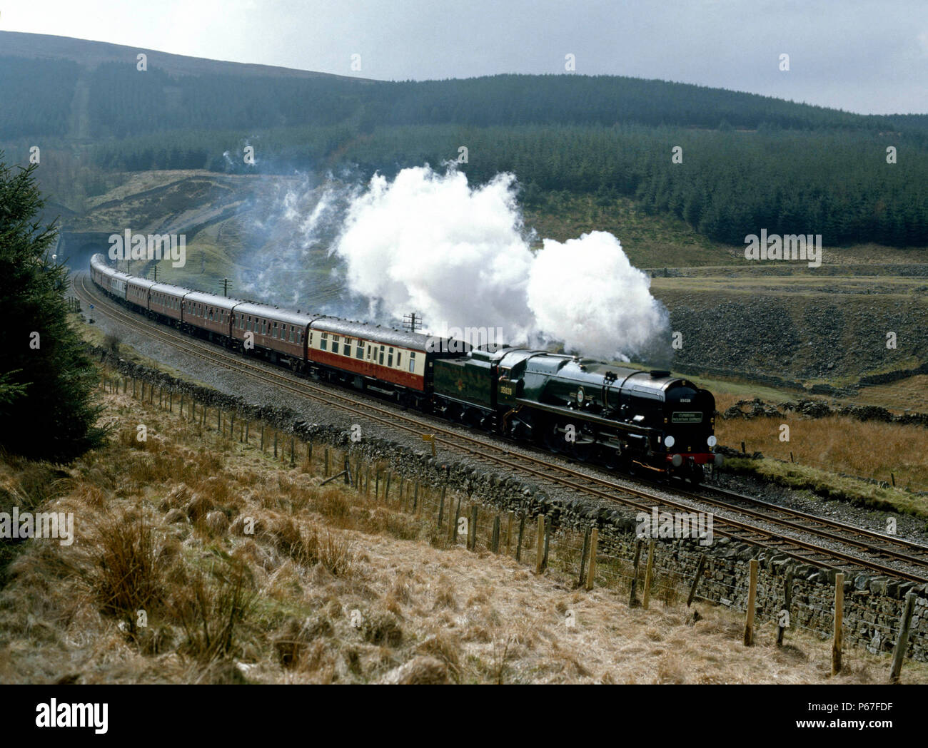 Pennini Mountain Express. No.35028 Linea Clan lascia Blea Moor en Tunnel percorso da Hellifield a Carlisle. 01.04.1989. Foto Stock