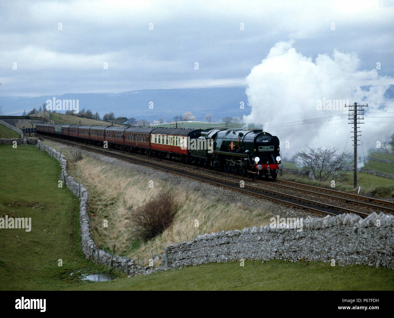 Pennini Mountain Express. No.35028 Linea Clan lascia Kirby Stephen attraverso Birkett comune sul percorso da Carlisle a Hellifield. 08.04.1989. Foto Stock