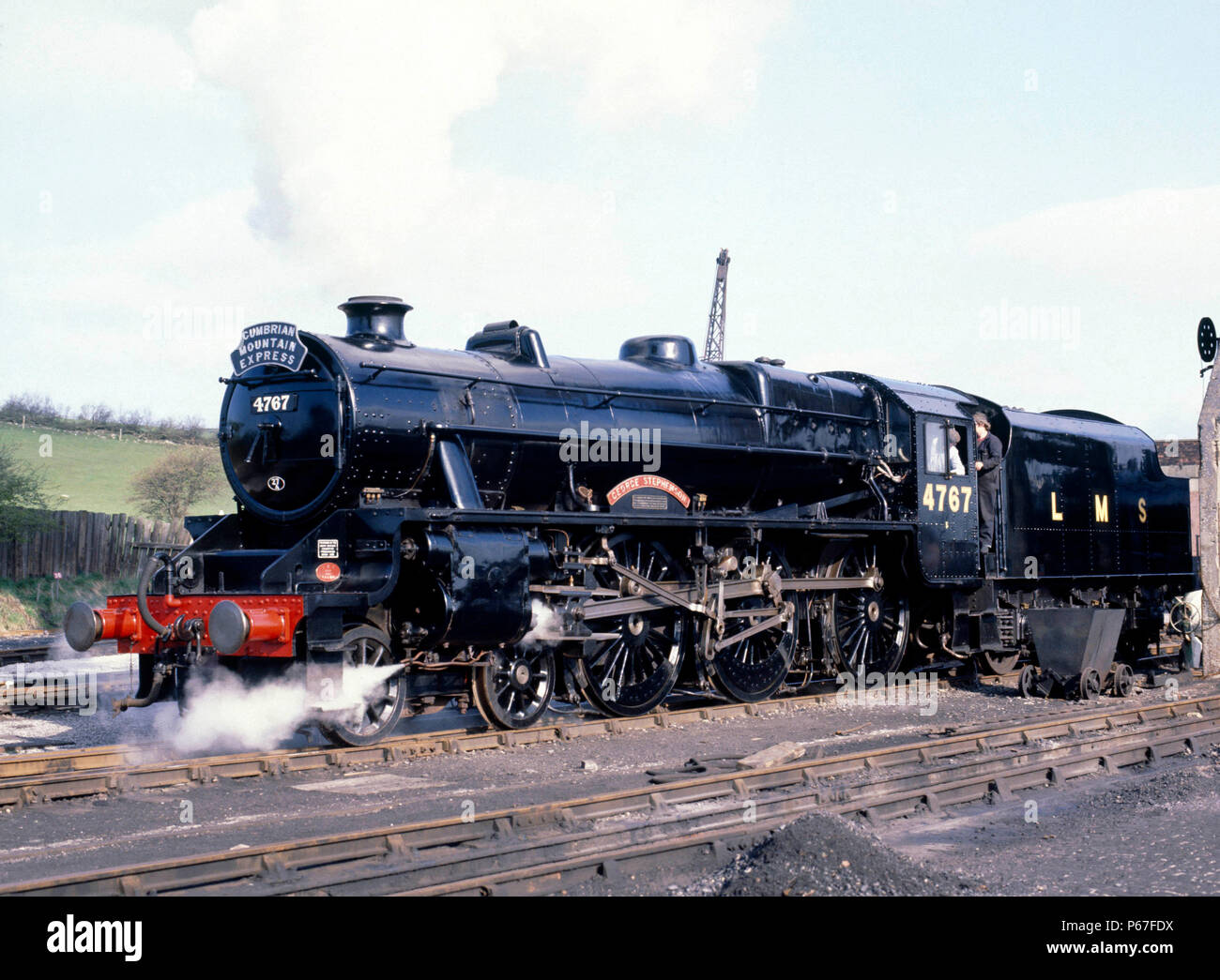 Pennini Mountain Express. No.4767 George Stephenson si muove verso il basso a Carnforth cantiere per rabboccare con carbone e acqua. 04.04.1981. Foto Stock