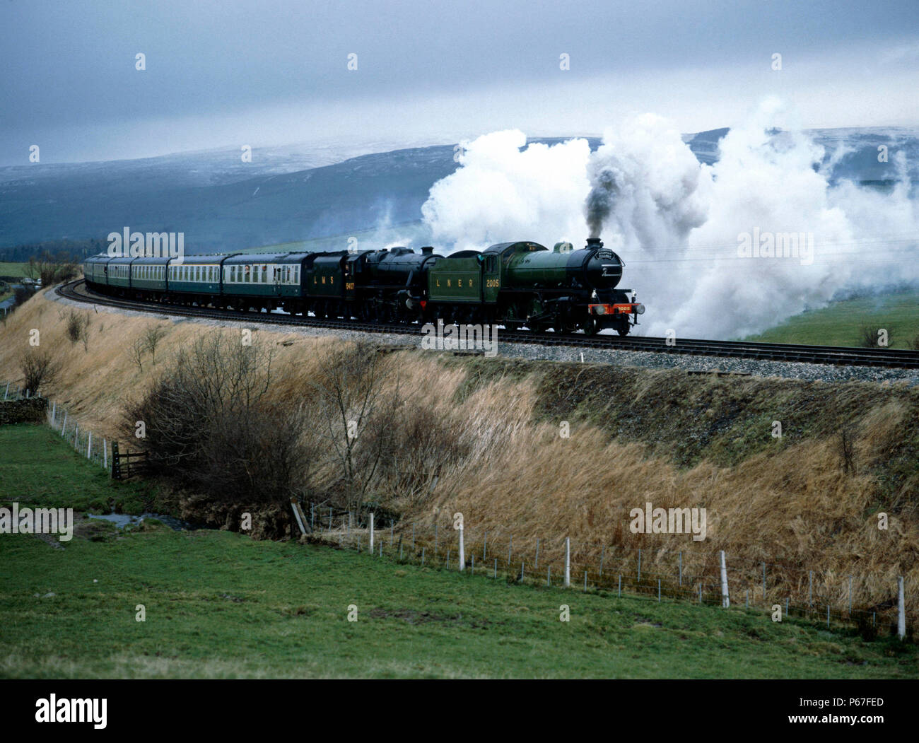 Cumbria Pullman di montagna. No.2005 e 5407 sull'Carnforth alla gamba Hellifield a ponte Kettlesheck. 05.02.1983. Foto Stock