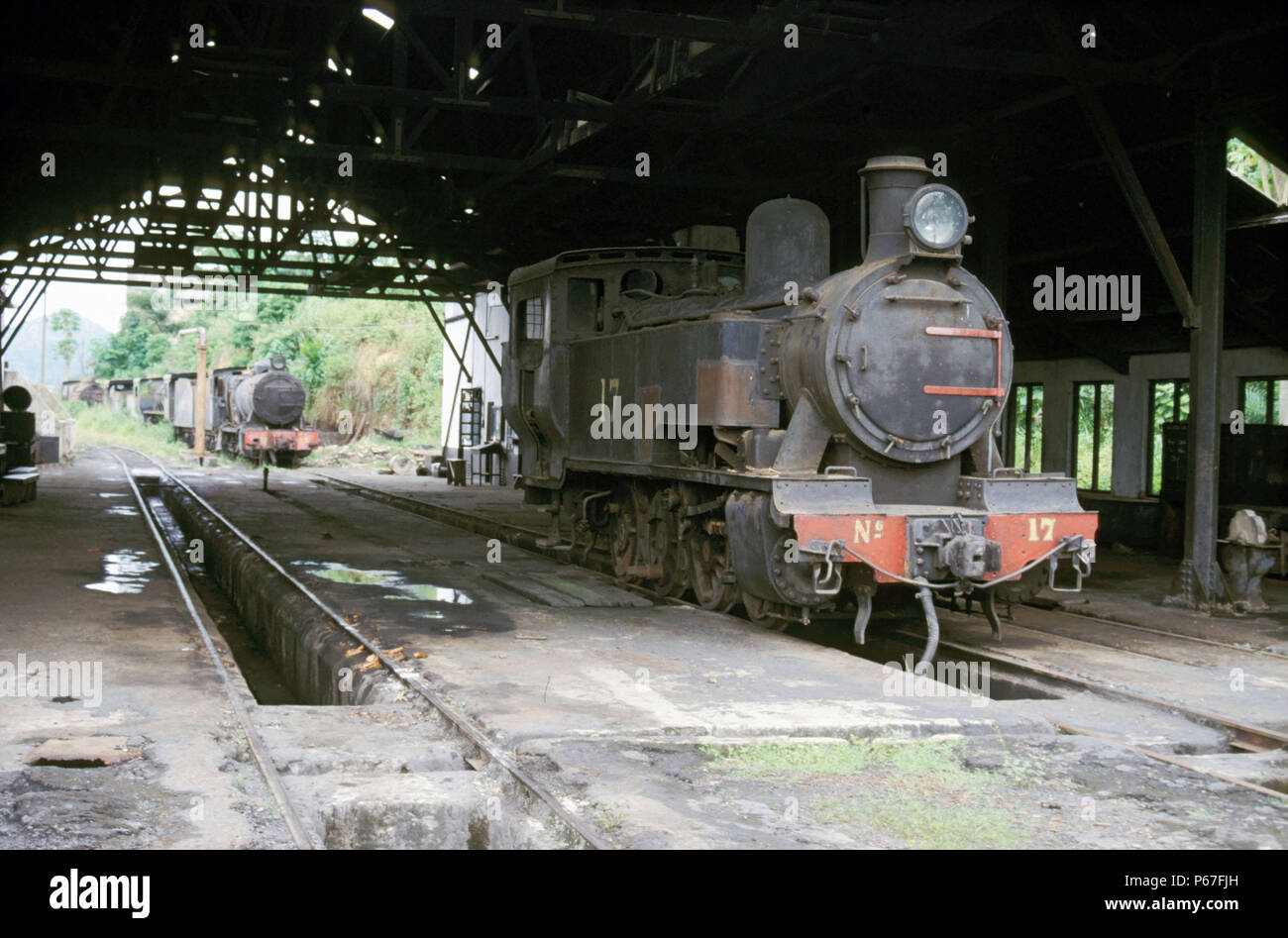 Dunkwa Loco Shed Ghana domenica 16 giugno 1985 con Hunslet 0-6-0T No.17 in magazzino entrata con Vulcan Foundry costruito No.133 in background. Foto Stock