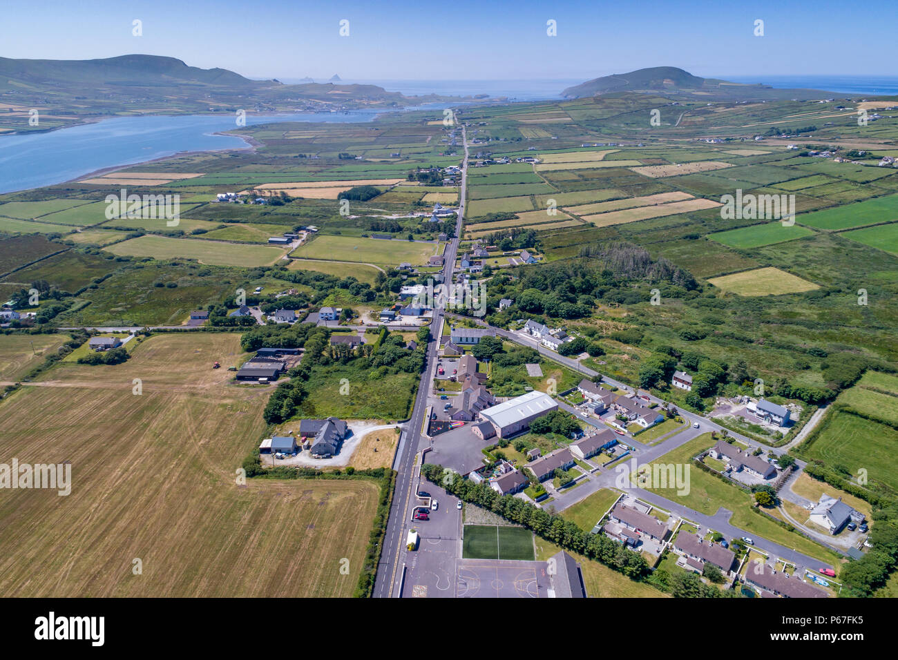 Vista aerea della strada principale sull' isola Valentia, nella contea di Kerry, Irlanda, in esecuzione tramite Chapeltown un villaggio sull'isola Foto Stock