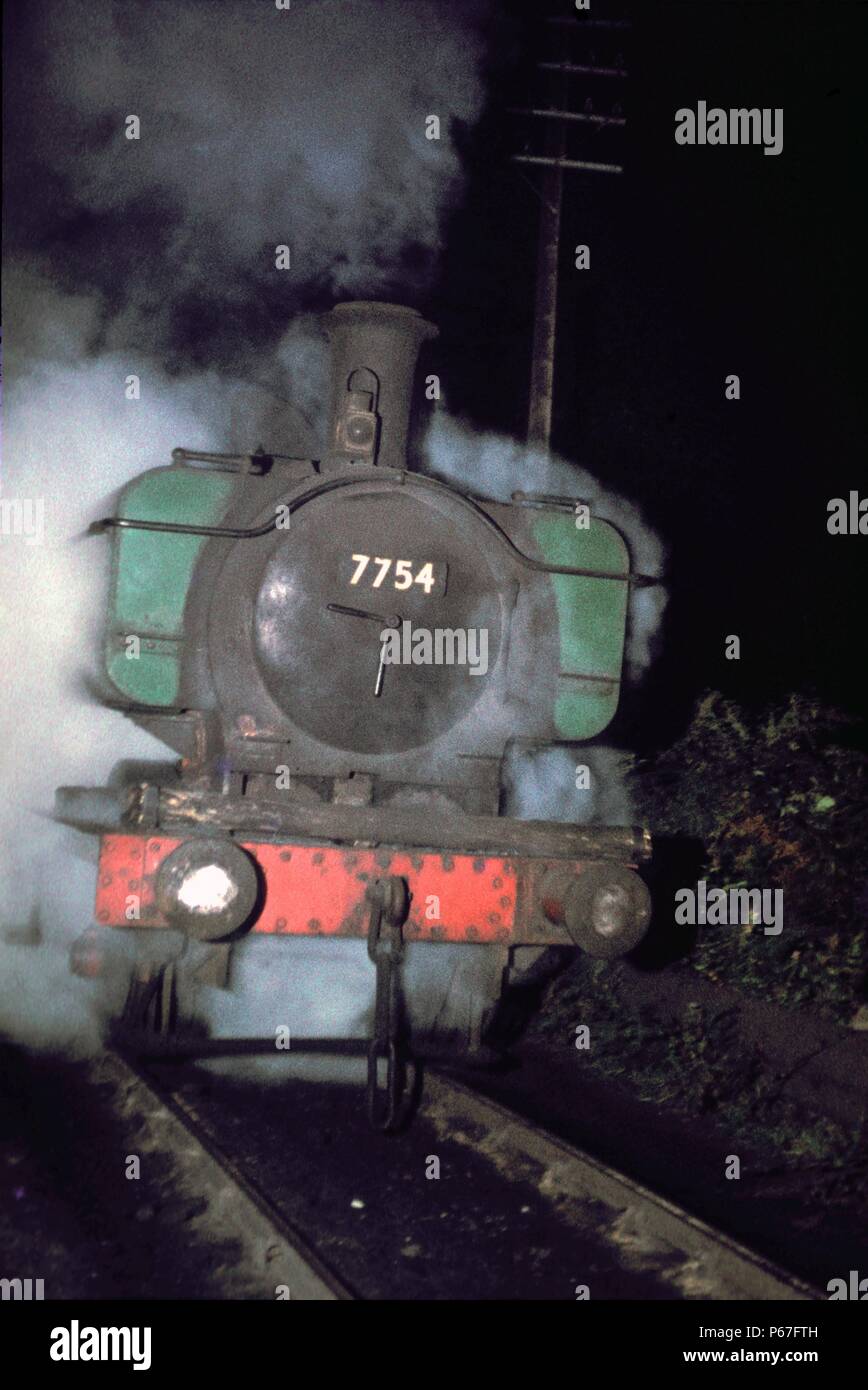Ex Great Western 5700 Classe 0-6-0 Bauletto Serbatoio n. 7754 del turno di notte presso il Monte Ceneri Colliery Galles del Sud nel dicembre 1971. Foto Stock