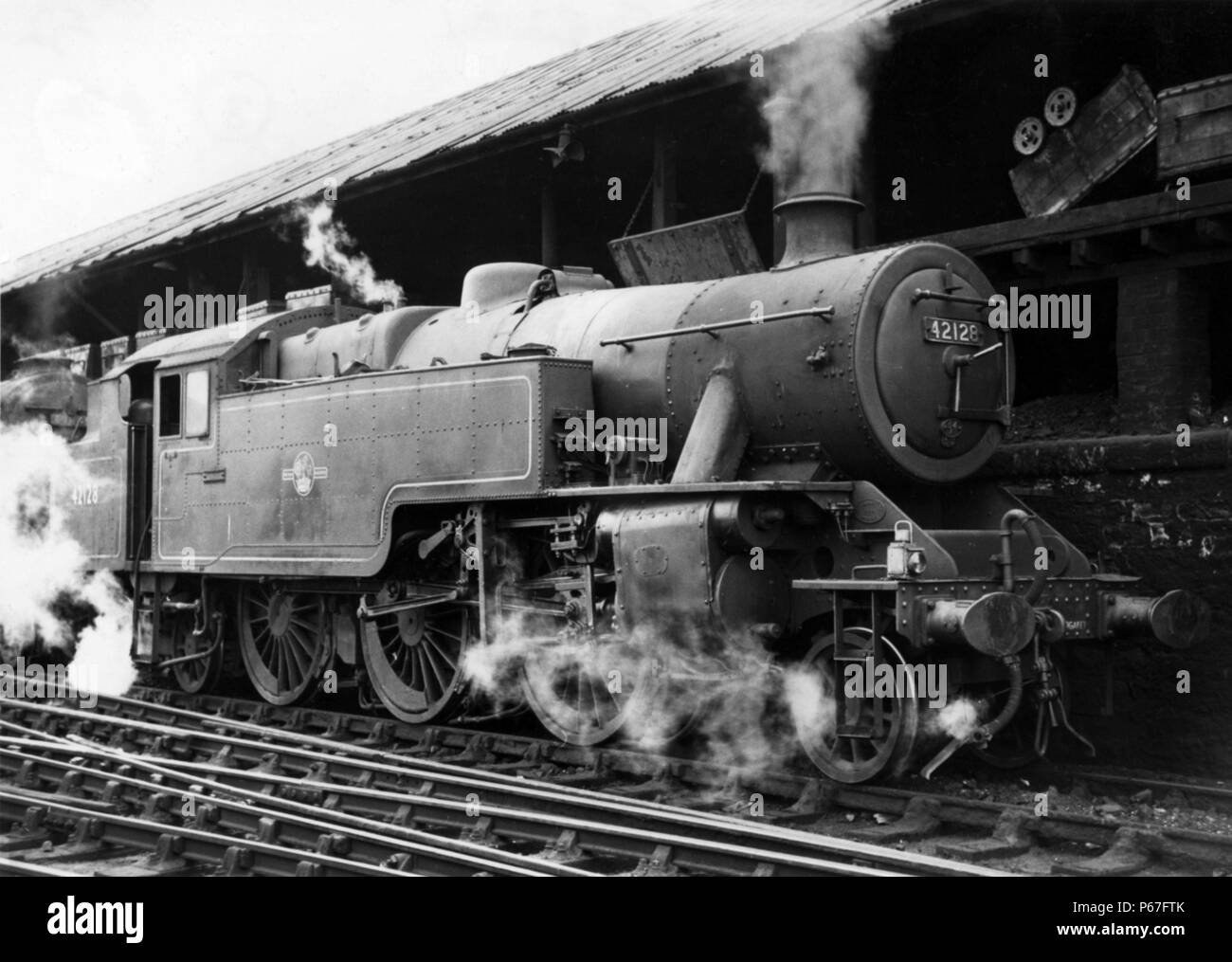 Ex LMS Fairburn progettato 2-6-2T n. 42128 a Edimburgo St Margarets. Foto Stock