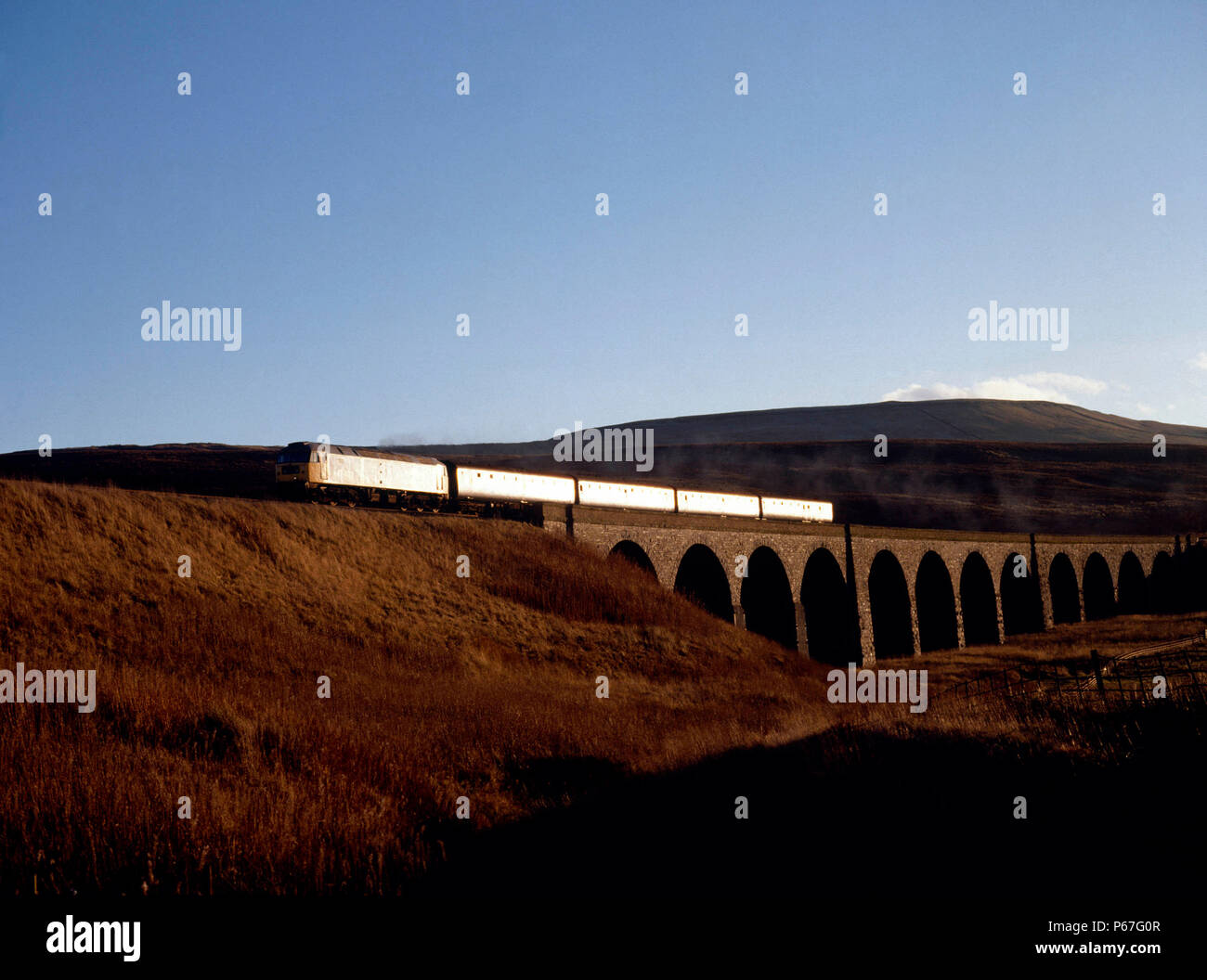 Garsdale. No.47407 attraversa Dandry MireViaduct con la 13:02 ex Leeds per Carlisle. 25.11.1989. Foto Stock