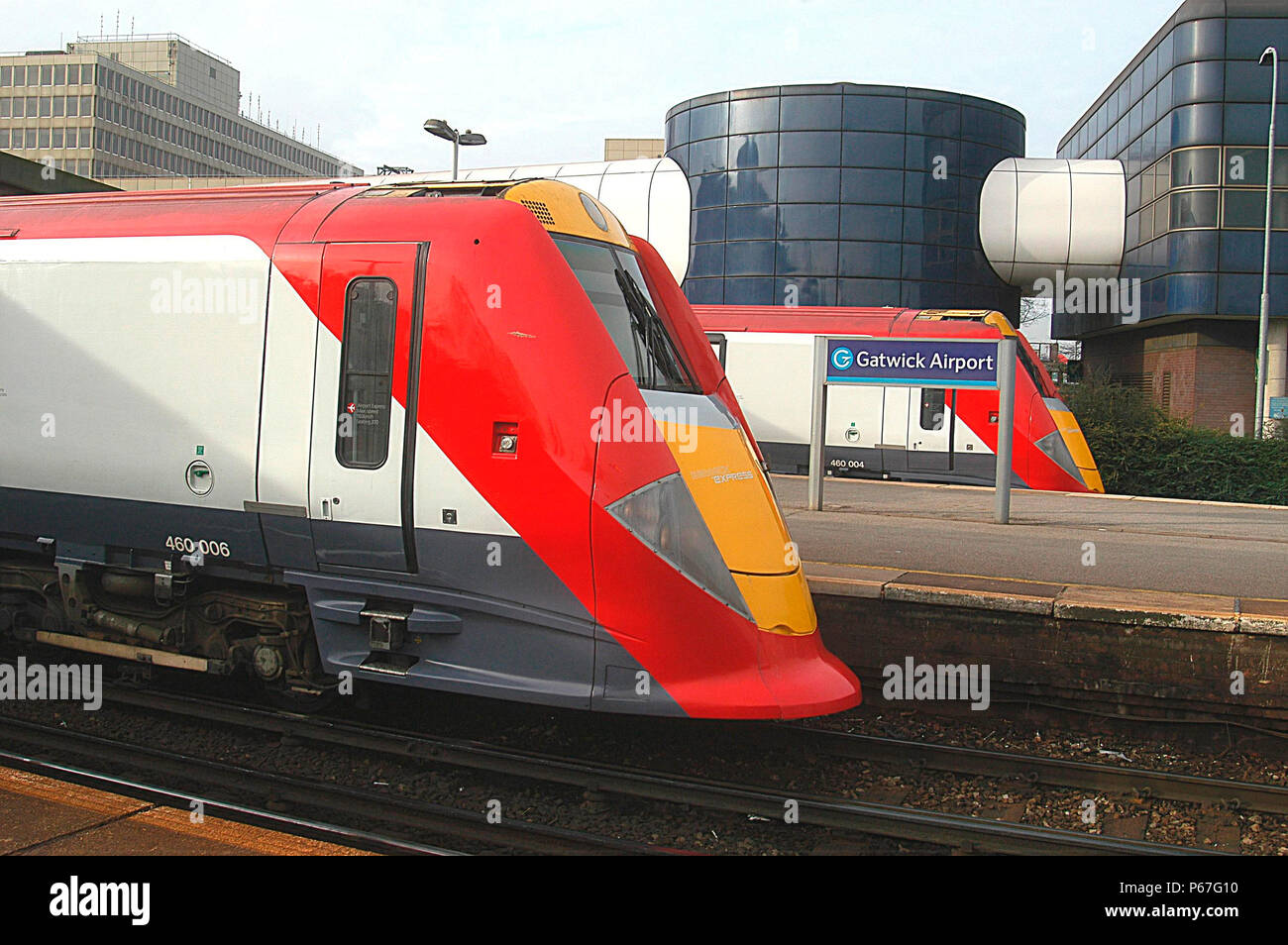 Gatwick Express Classe 460 Ginepri stand presso la piattaforma a Gatwick Airport Station. 2003 Foto Stock