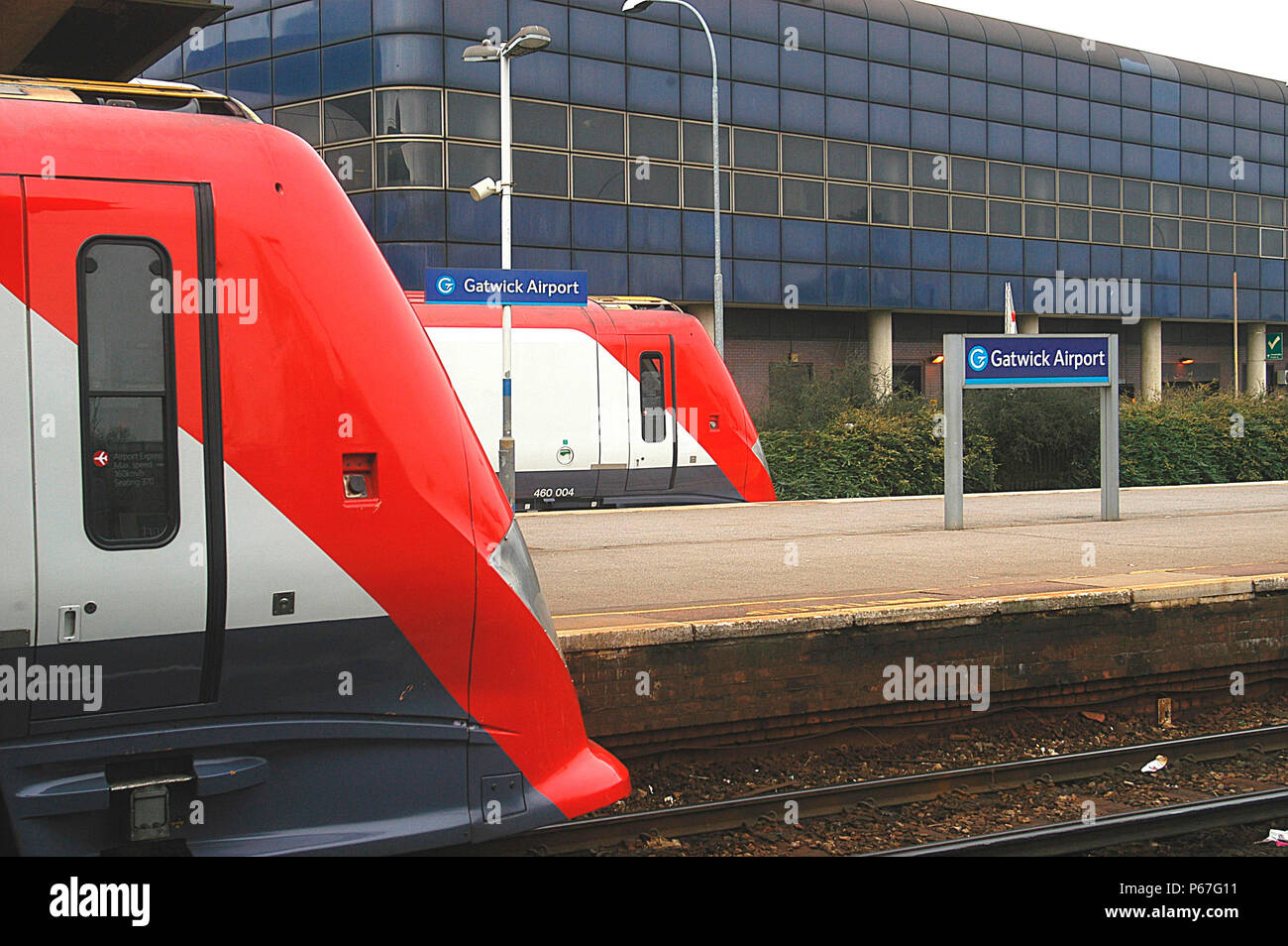 Gatwick Express Classe 460 Ginepri stand presso la piattaforma a Gatwick Airport Station. 2003 Foto Stock