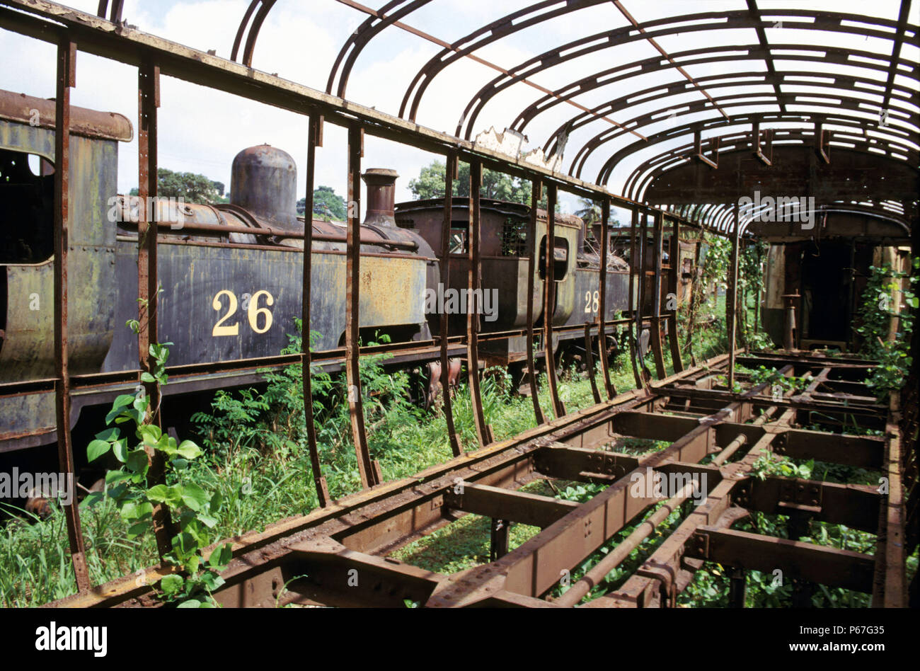 Il Ghana è ferroviaria 0-8-0Ts costruiti in Gran Bretagna da Hunslet di Leeds giacciono abbandonati a fianco di scheletro forma di coaching a stock Location lavora nel 1985. Foto Stock