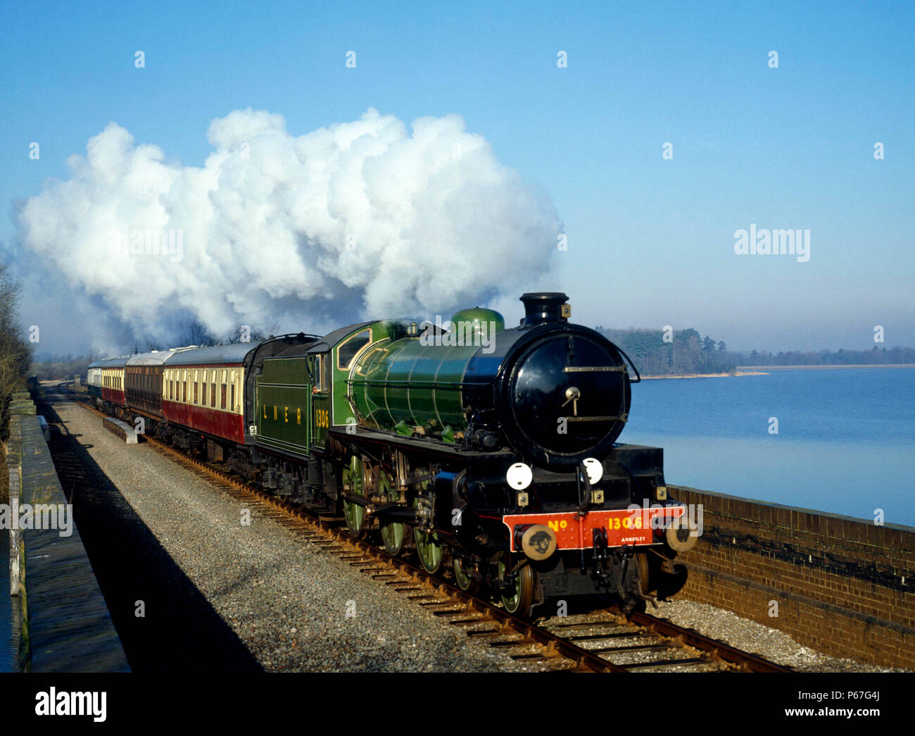Grande Stazione Centrale. No.1306 Mayflower attraversa Swithland viadotto con la 10:20 ex Loughborgh per Rothley. 01.02.1981. Foto Stock