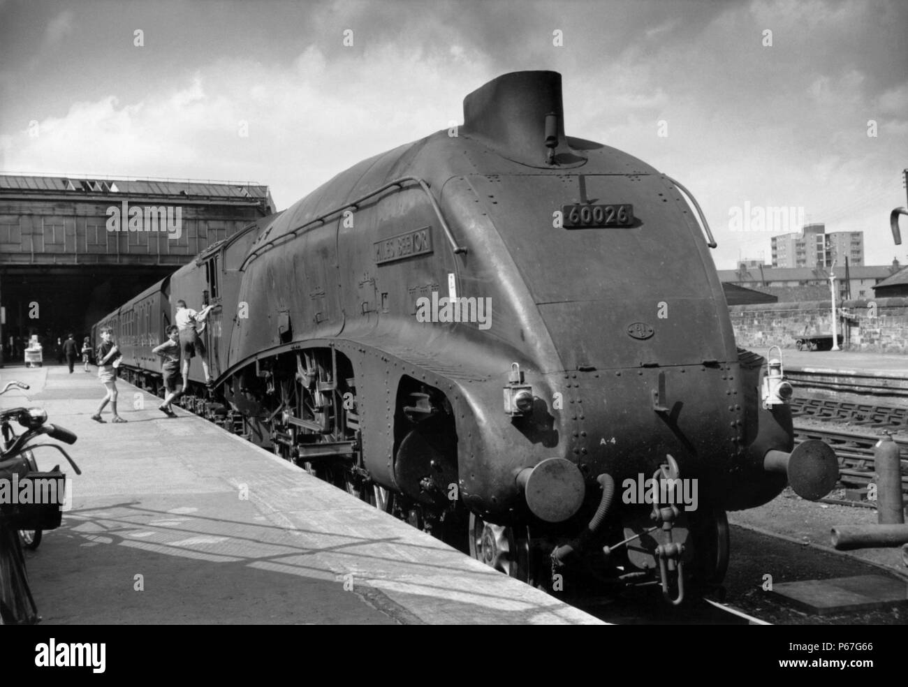 Gresley A4 60026 'Miles Beevor' a Perth per un Glasgow - Aberdeen lavorando nel 1965. Treno spotter sono dei turni per subdolamente 'cabina' il motore. Foto Stock