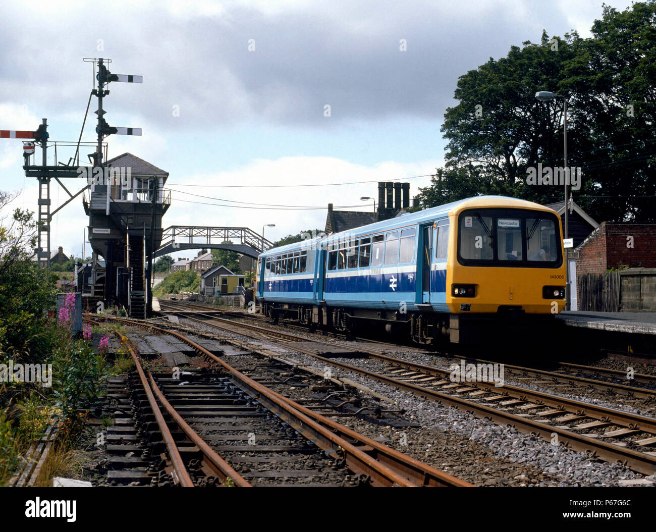 Haltwhistle. Il 13:35 ex Carlisle per Newcastle arriva nella stazione di Haltwhistle. 20.07.1986. Foto Stock