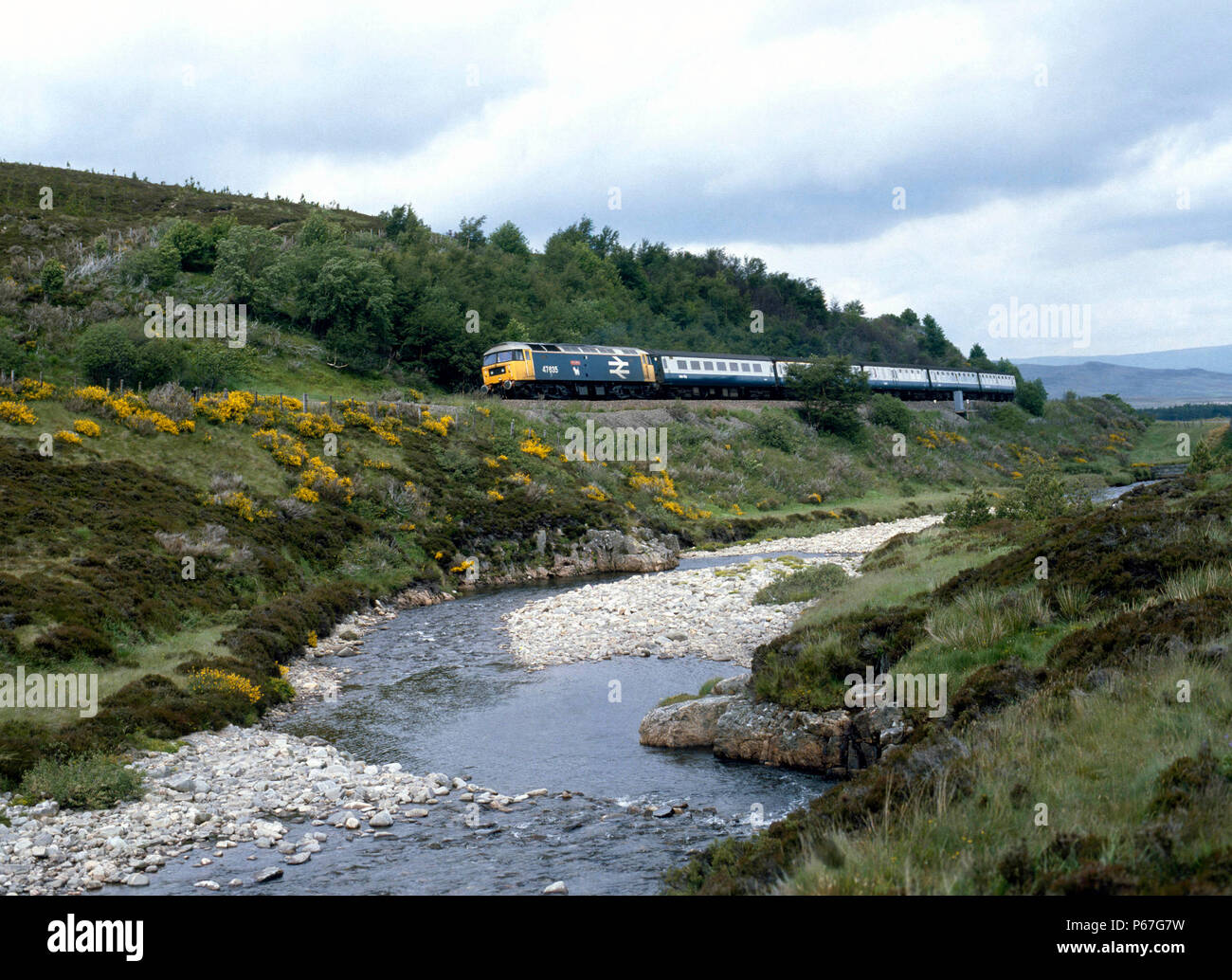 La linea delle highland. NO.47.635 capi sud lontano da Dalwhinnie con la 10:55 ex Inverness per Glasgow. 03.07.1987. Foto Stock