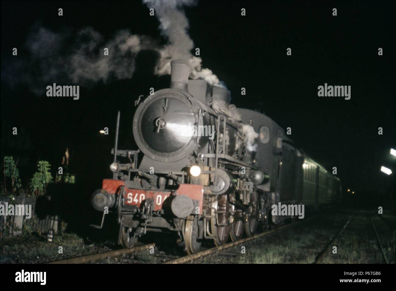 Italiano treno locale trainati da una classe 640 2-6-0. Foto Stock