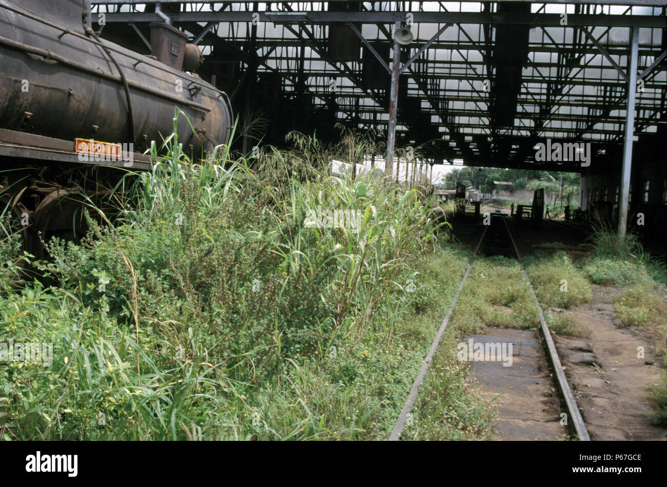 Kumasi Loco Shed Ghana con camino Giesl montato Fonderia Vulcan 4-8-2 No.277 'Dagomba' ÐGhana ferrovie" ultima locomotiva a vapore. Mercoledì 19 Giugno 1985. Foto Stock