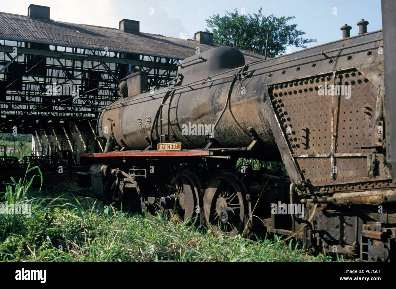 Kumasi Loco Shed Ghana con camino Giesl montato Fonderia Vulcan 4-8-2 No.277 'Dagomba' ÐGhana ferrovie" ultima locomotiva a vapore.18 Giugno 1985. Foto Stock
