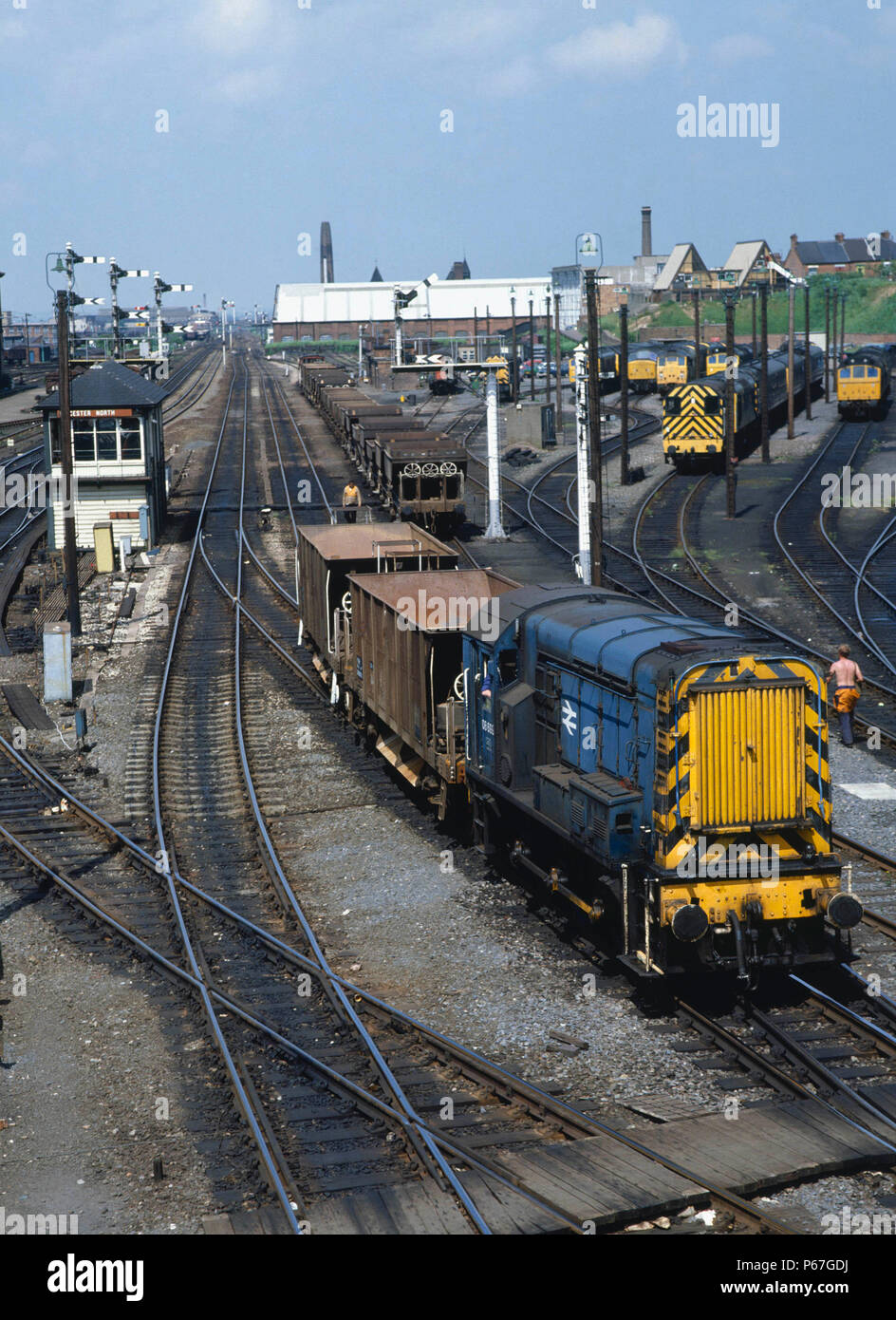 Leicester North. NO.08.699 shunt di tramoggia vuota carri 8.6.83. Foto Stock