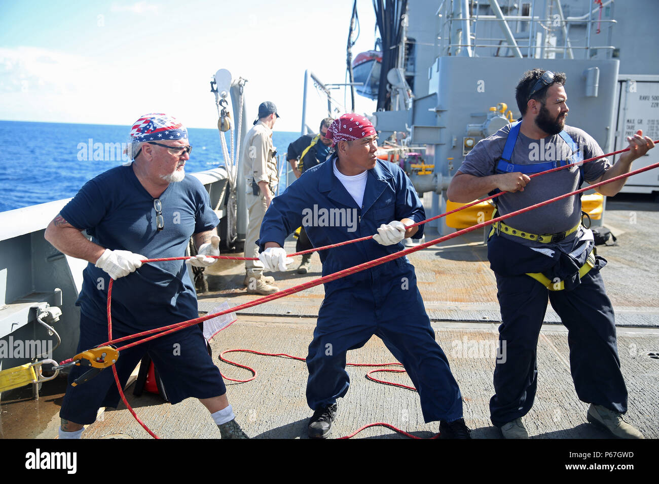 160509-N-IX266-014 sul mare della cina del sud-civile di marinai a bordo della flotta oliatore di rifornimento USNS John Ericsson (T-AO 194) si applica la tensione su una linea durante un salvataggio in altezze qui trapano, 6 maggio. (U.S. Foto della marina da Grady T. Fontana/rilasciato) Foto Stock