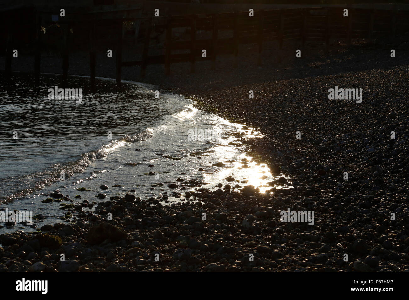 La luce del sole scintillante sulla riva del mare Foto Stock