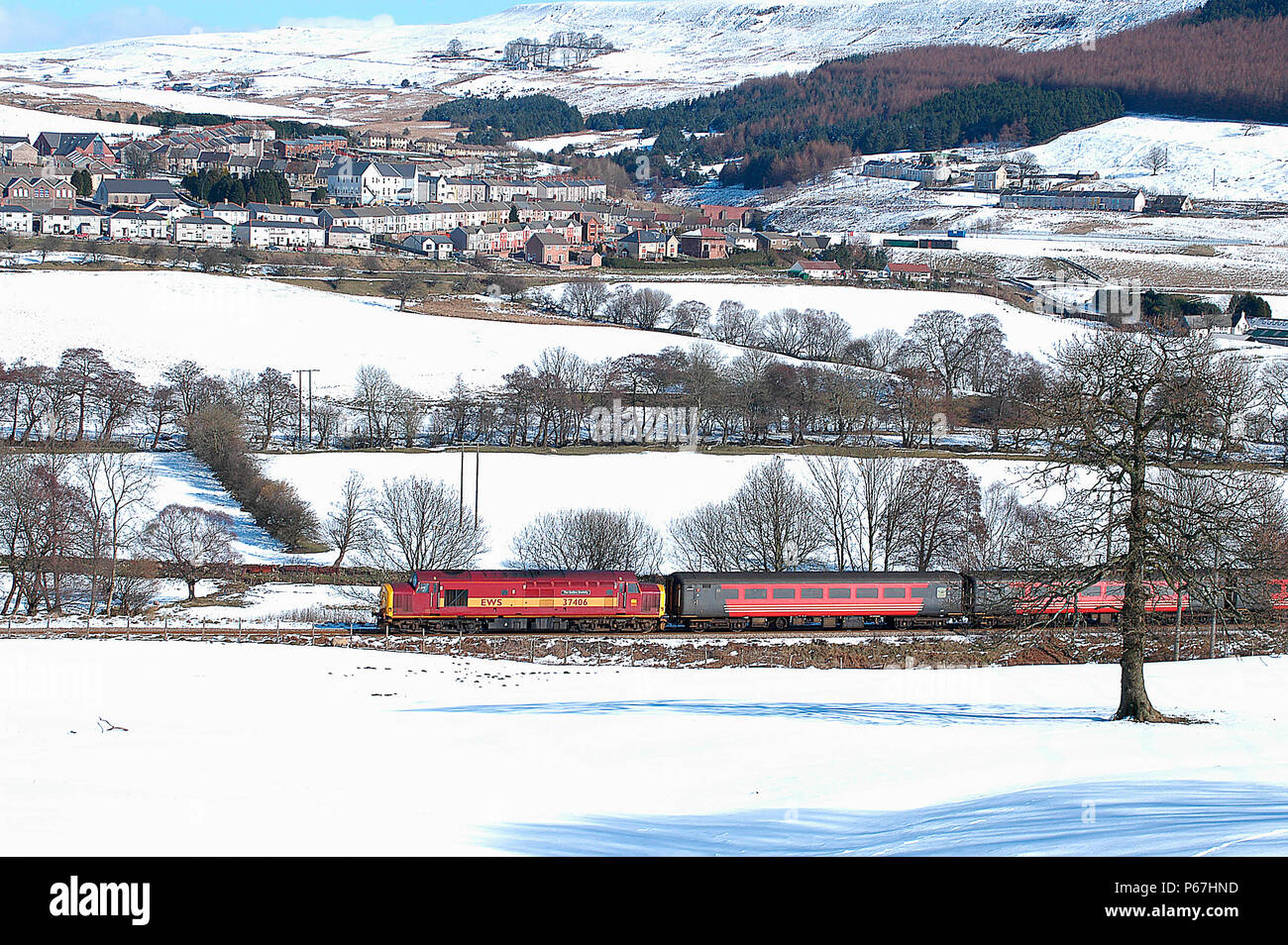 Il servizio di trasporto di passeggeri tra Cardiff e Rhymney è azionato da locomotive e stock di sabato come all'inizio del 2004 quando una notte di tempesta di neve aggiunto Foto Stock