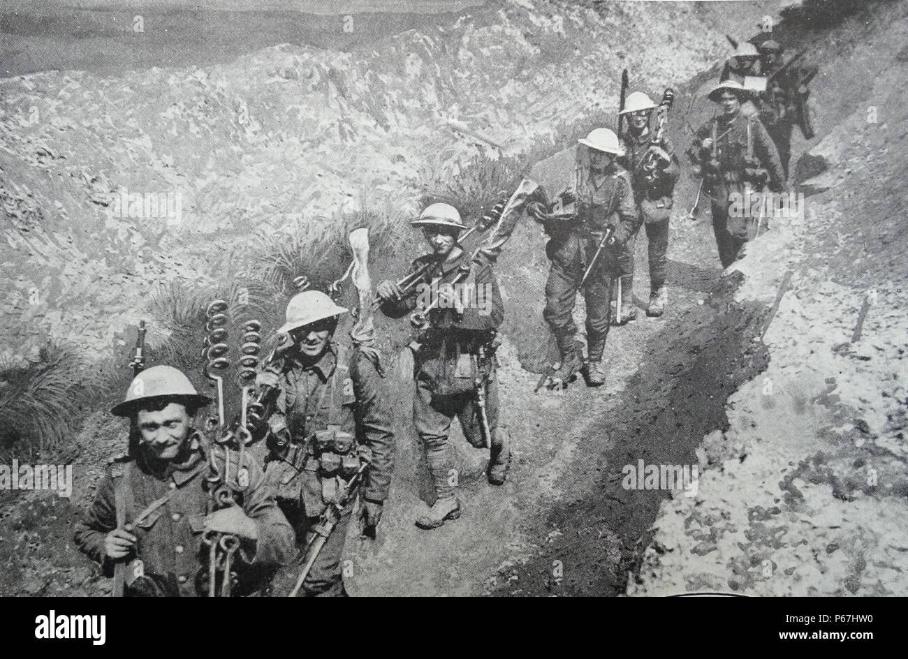 British saldature si muovono lungo una trincea di comunicazioni durante la prima guerra mondiale 1917 Foto Stock