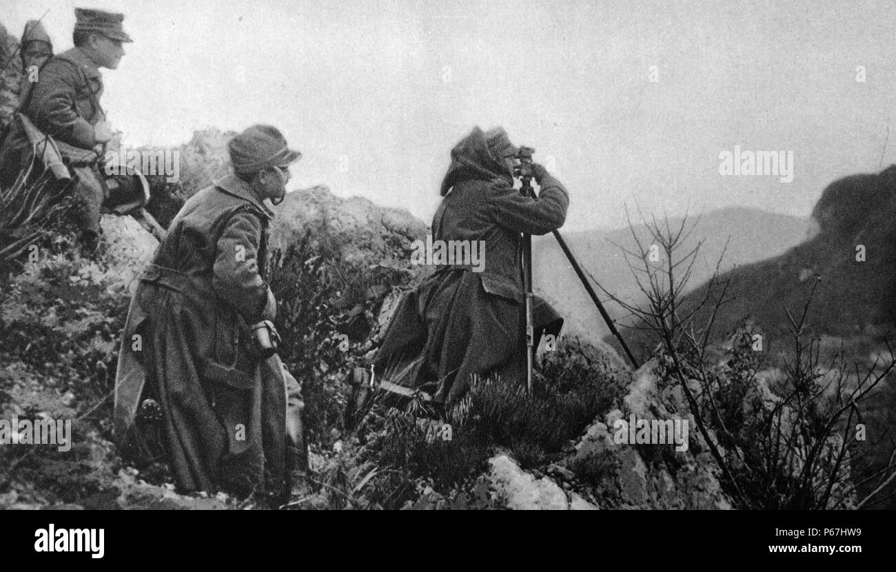 Italian gunners prendere le osservazioni nelle Dolomiti; la prima guerra mondiale Maggio 1915 Foto Stock