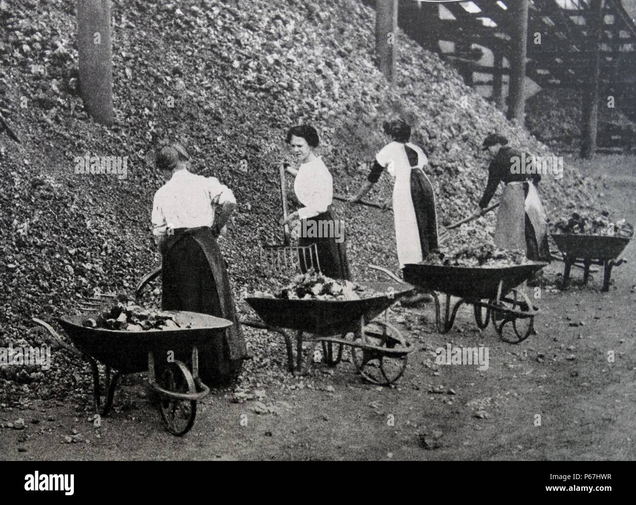 Donne che svolgono il lavoro di guerra. Il caricamento del carbone a Coventry; Inghilterra durante la prima guerra mondiale 1916 Foto Stock