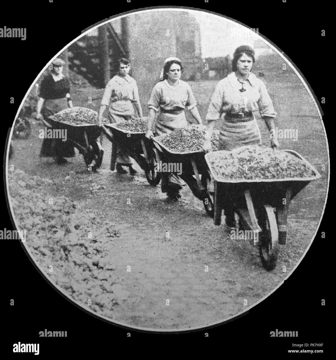 Donne che svolgono il lavoro di guerra. Il caricamento del carbone a Coventry; Inghilterra durante la prima guerra mondiale 1916 Foto Stock